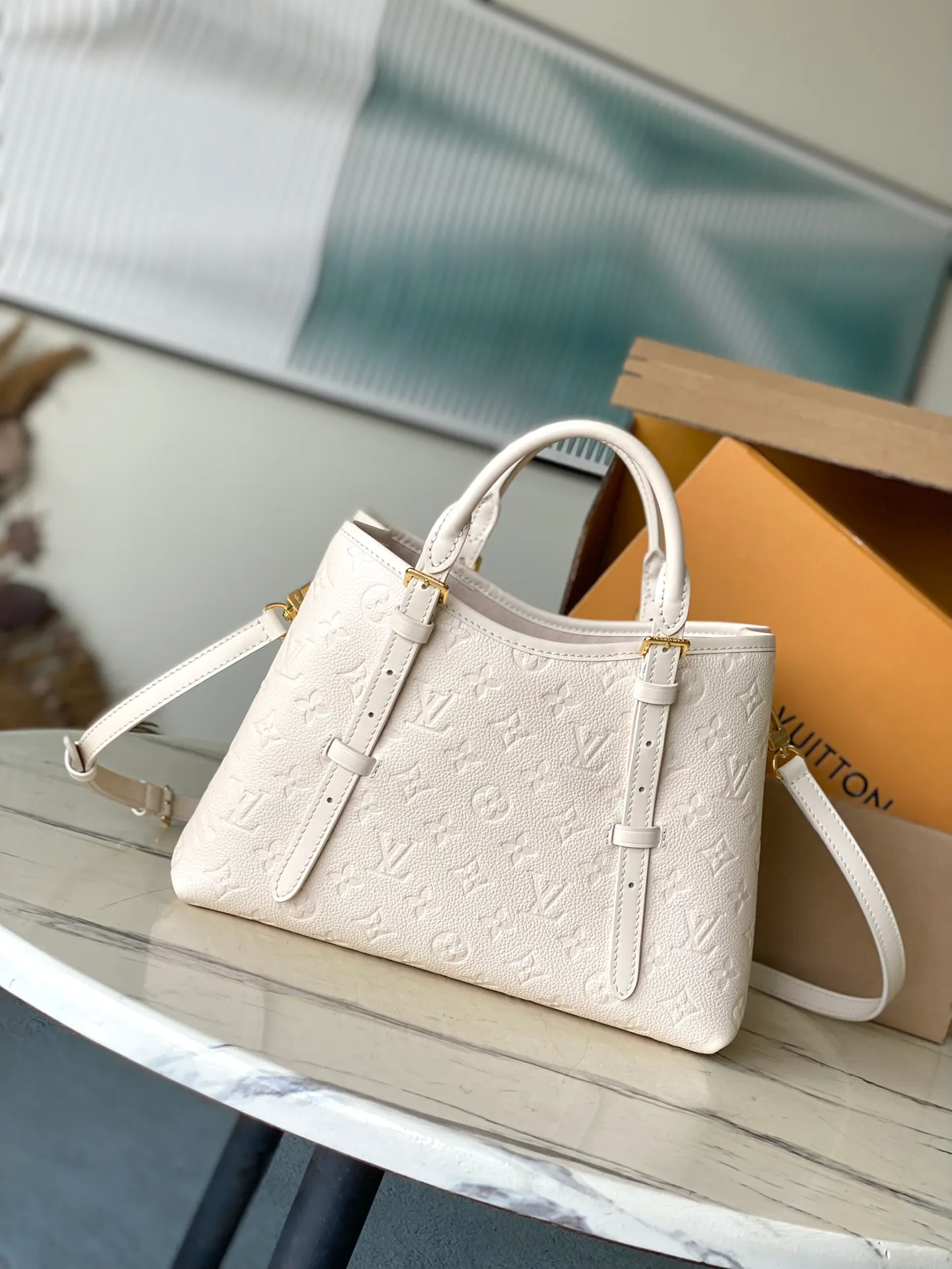 💰1140 (top layer leather) top original order M11394 white. This Babylone Tote handbag originates from the Babylone trend community in Paris. It is made of fine cow leather to outline neat lines, with ample space to store travel needs. There is a central zipper pocket inside and the adjustable handle allows for long or short shoulder wear. Dimensions: 31 × 21.5 × 13 cm