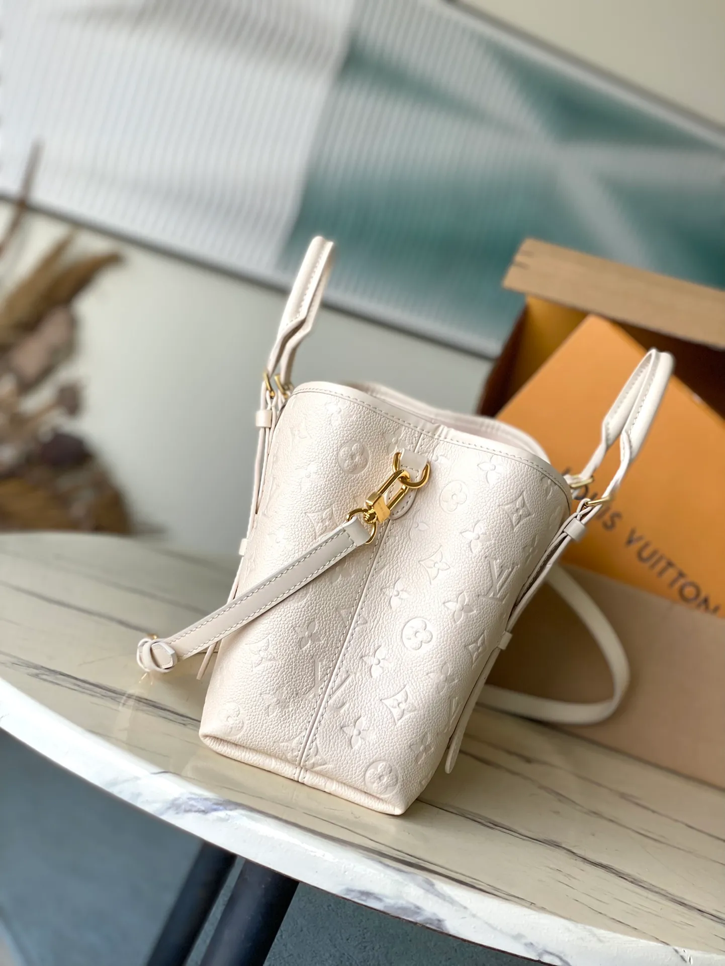 💰1140 (top layer leather) top original order M11394 white. This Babylone Tote handbag originates from the Babylone trend community in Paris. It is made of fine cow leather to outline neat lines, with ample space to store travel needs. There is a central zipper pocket inside and the adjustable handle allows for long or short shoulder wear. Dimensions: 31 × 21.5 × 13 cm