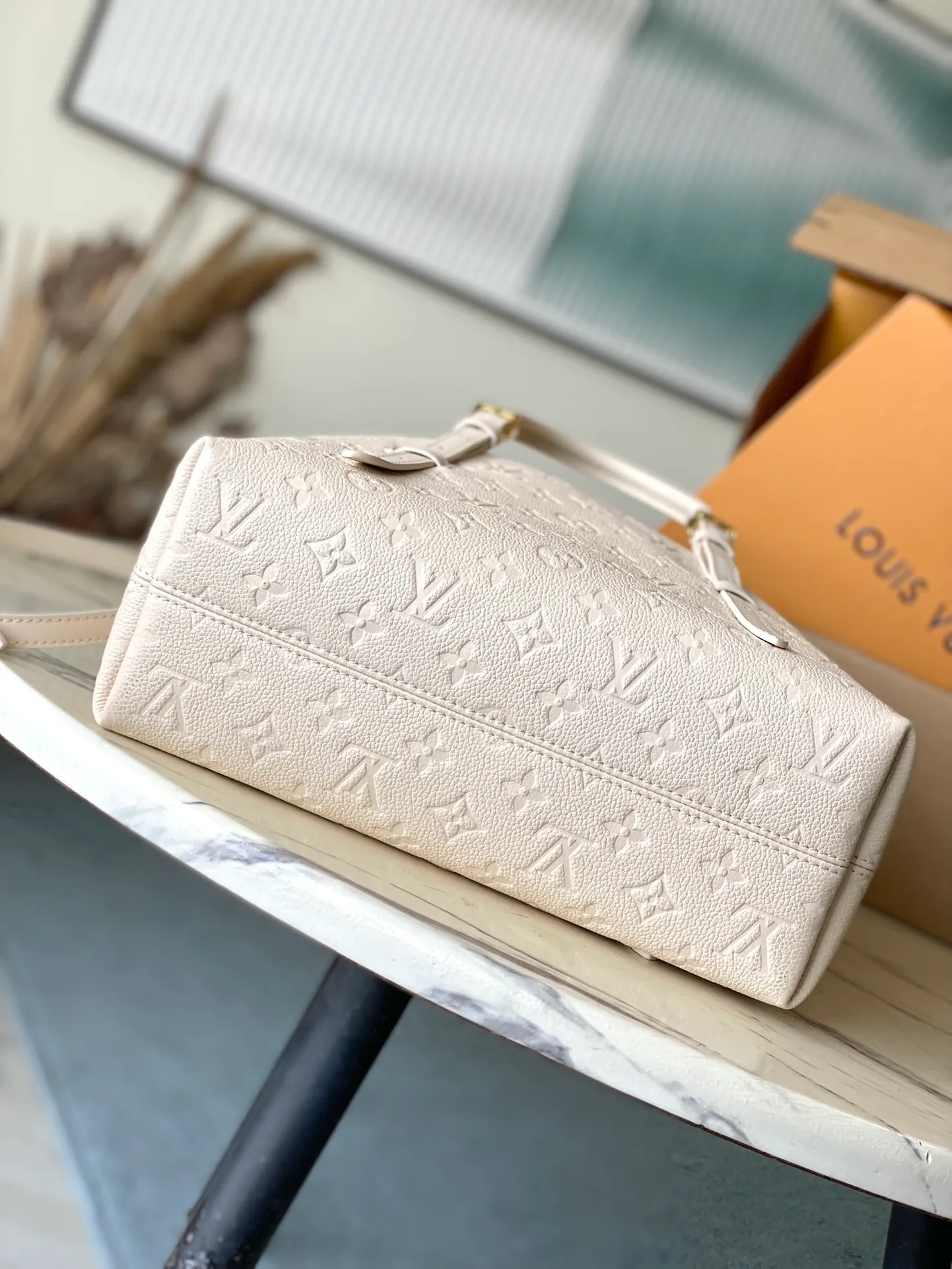 💰1140 (top layer leather) top original order M11394 white. This Babylone Tote handbag originates from the Babylone trend community in Paris. It is made of fine cow leather to outline neat lines, with ample space to store travel needs. There is a central zipper pocket inside and the adjustable handle allows for long or short shoulder wear. Dimensions: 31 × 21.5 × 13 cm