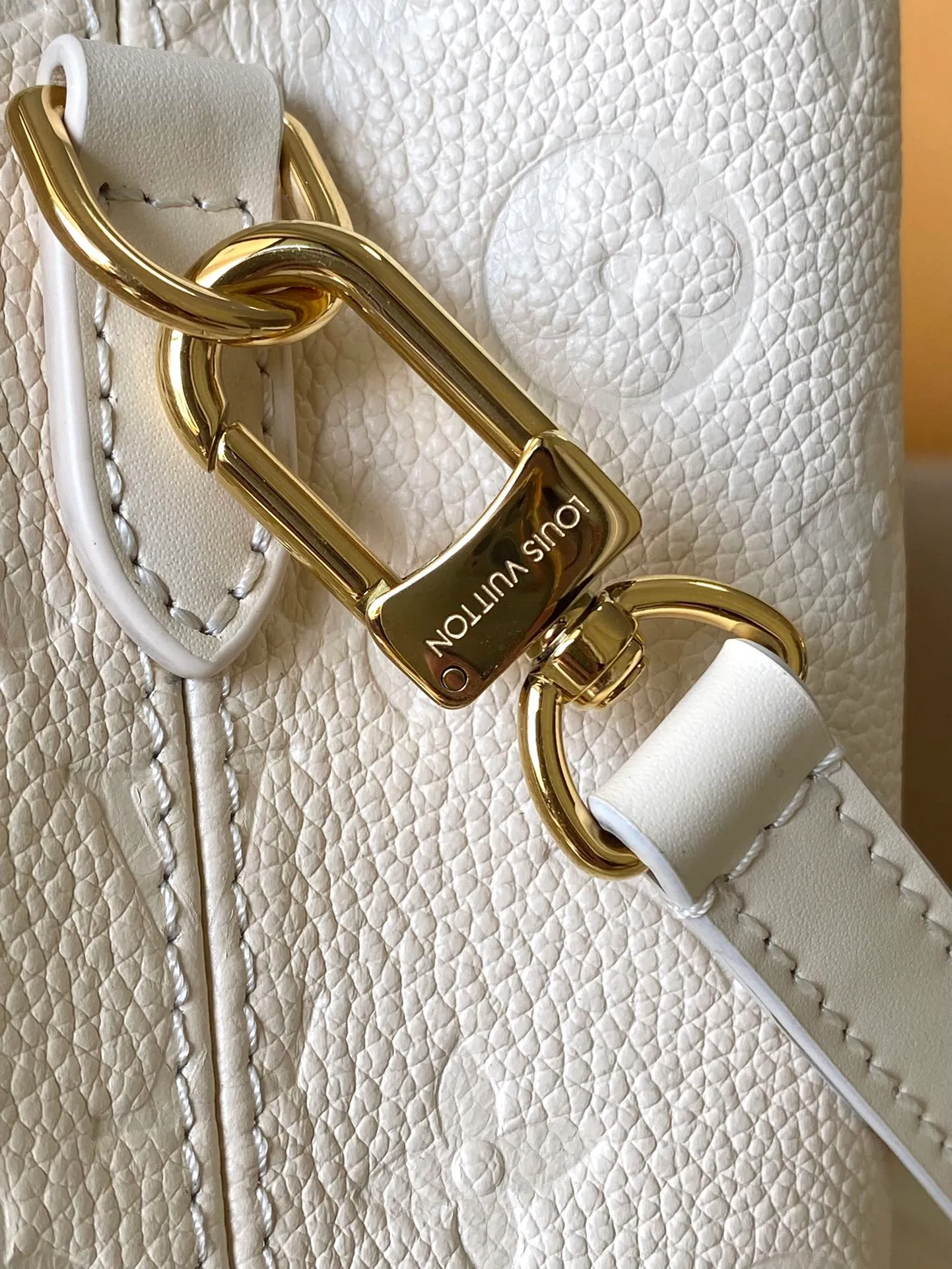 💰1140 (top layer leather) top original order M11394 white. This Babylone Tote handbag originates from the Babylone trend community in Paris. It is made of fine cow leather to outline neat lines, with ample space to store travel needs. There is a central zipper pocket inside and the adjustable handle allows for long or short shoulder wear. Dimensions: 31 × 21.5 × 13 cm