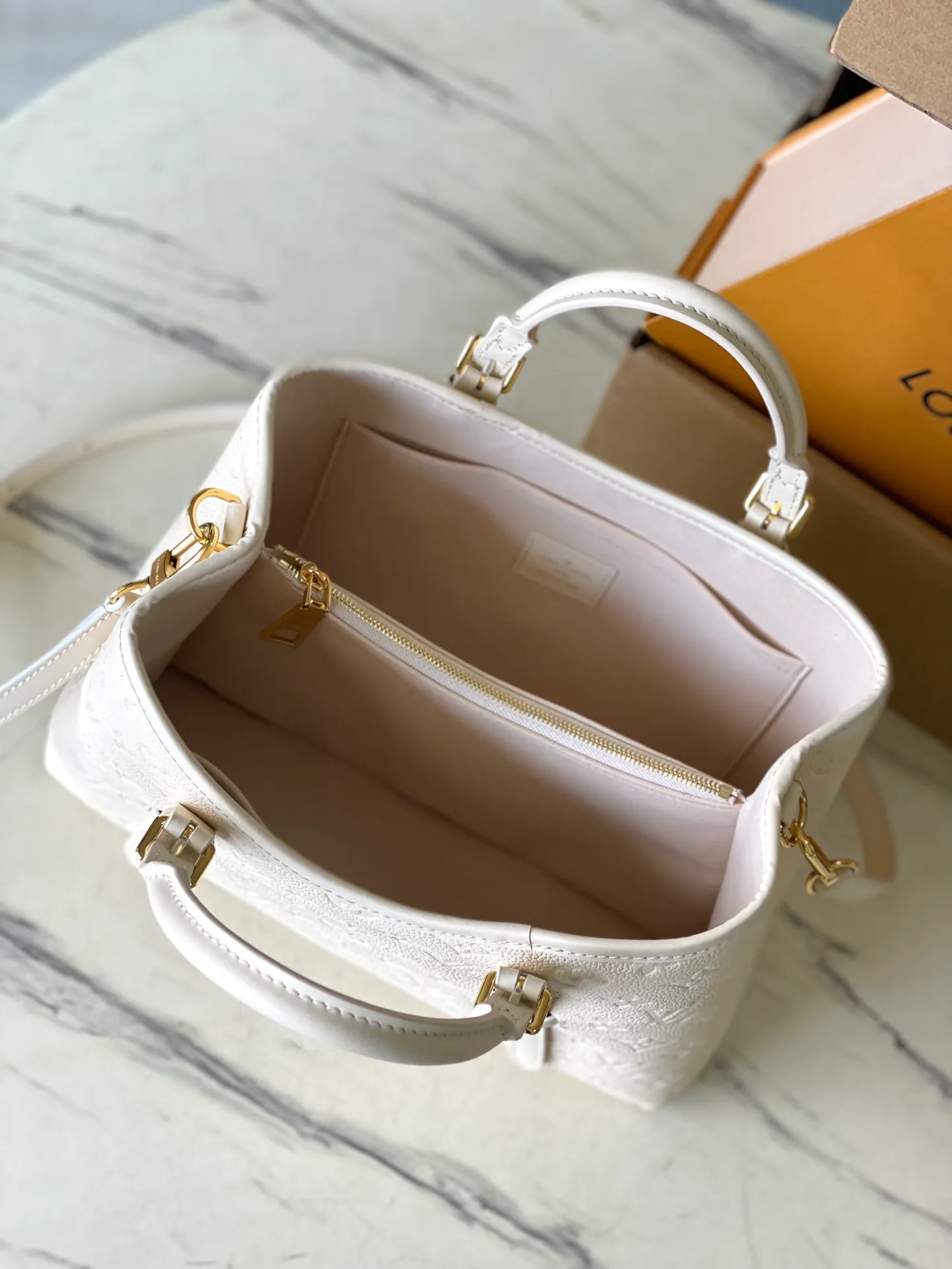 💰1140 (top layer leather) top original order M11394 white. This Babylone Tote handbag originates from the Babylone trend community in Paris. It is made of fine cow leather to outline neat lines, with ample space to store travel needs. There is a central zipper pocket inside and the adjustable handle allows for long or short shoulder wear. Dimensions: 31 × 21.5 × 13 cm