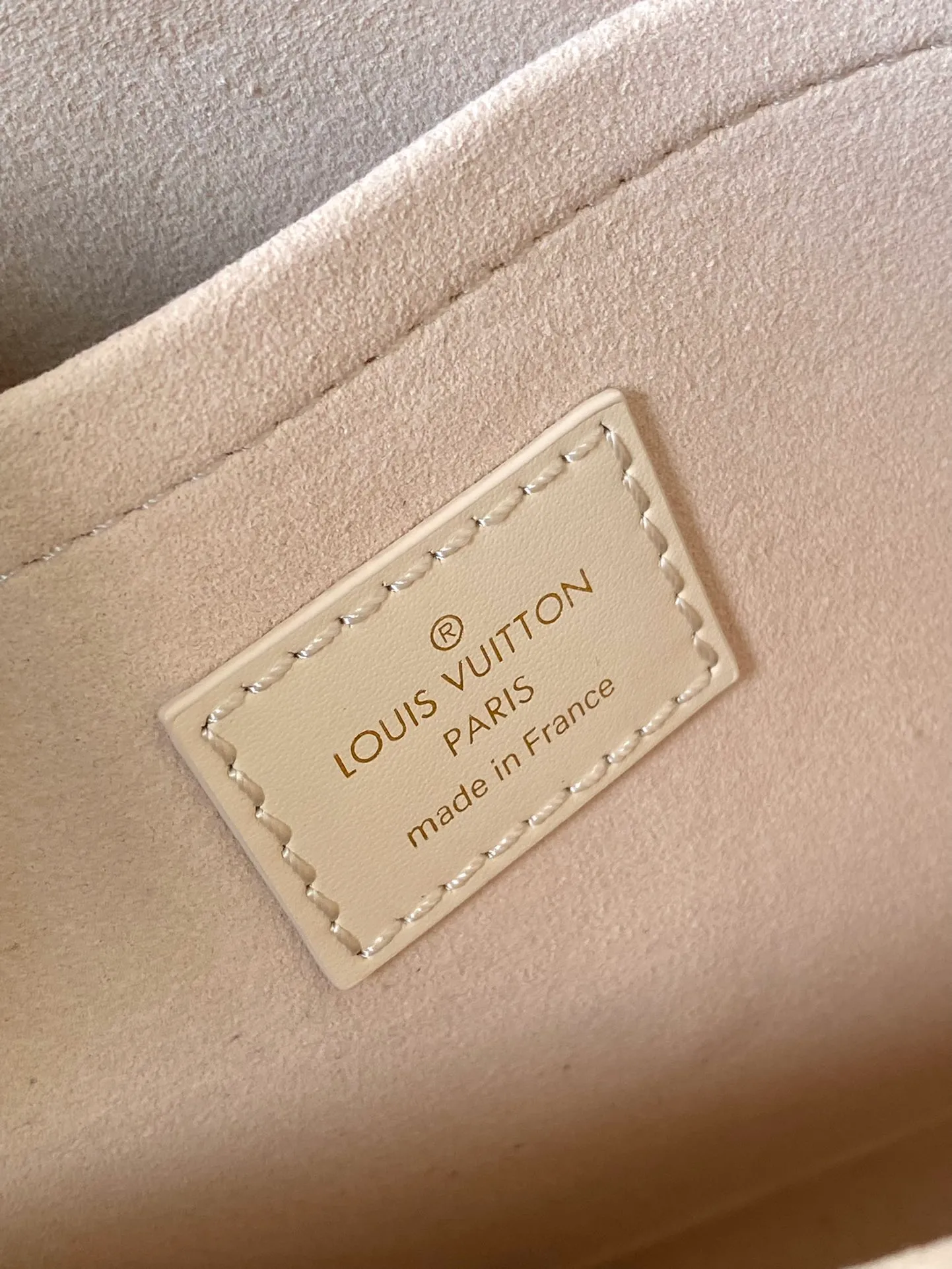 💰1140 (top layer leather) top original order M11394 white. This Babylone Tote handbag originates from the Babylone trend community in Paris. It is made of fine cow leather to outline neat lines, with ample space to store travel needs. There is a central zipper pocket inside and the adjustable handle allows for long or short shoulder wear. Dimensions: 31 × 21.5 × 13 cm