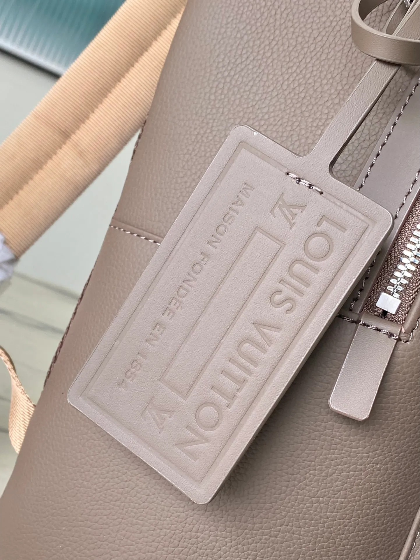 💰1100 (top layer leather) top original order M11625 Brown Aerogram Backpack The new Aerogram backpack is an innovative and trendy choice with elegant temperament. Fine calfskin, as soft as old aviation letterhead, is embellished with a matte metal LV logo. The main compartment and flap front pocket provide plenty of space for weekend trips or wandering around the city. Dimensions: 43.0 x 30.0 x 14.0