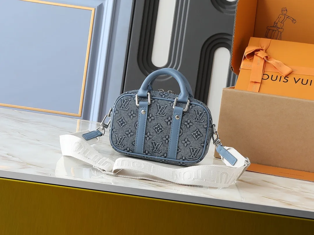 💰240💰Upgraded original M82770 black flower denim blue This Nano Porte Documents Voyage handbag pays tribute to the classic prototype design, inheriting elements such as zipper opening and closing, handles and detachable and adjustable shoulder straps, and can easily control business occasions with a personalized and trendy attitude. The spacious main compartment holds a cell phone and wallet, making it ideal for shoulder or cross-body wear. Dimensions: 20 x 13 x 5.5 (Length x Height x Width)