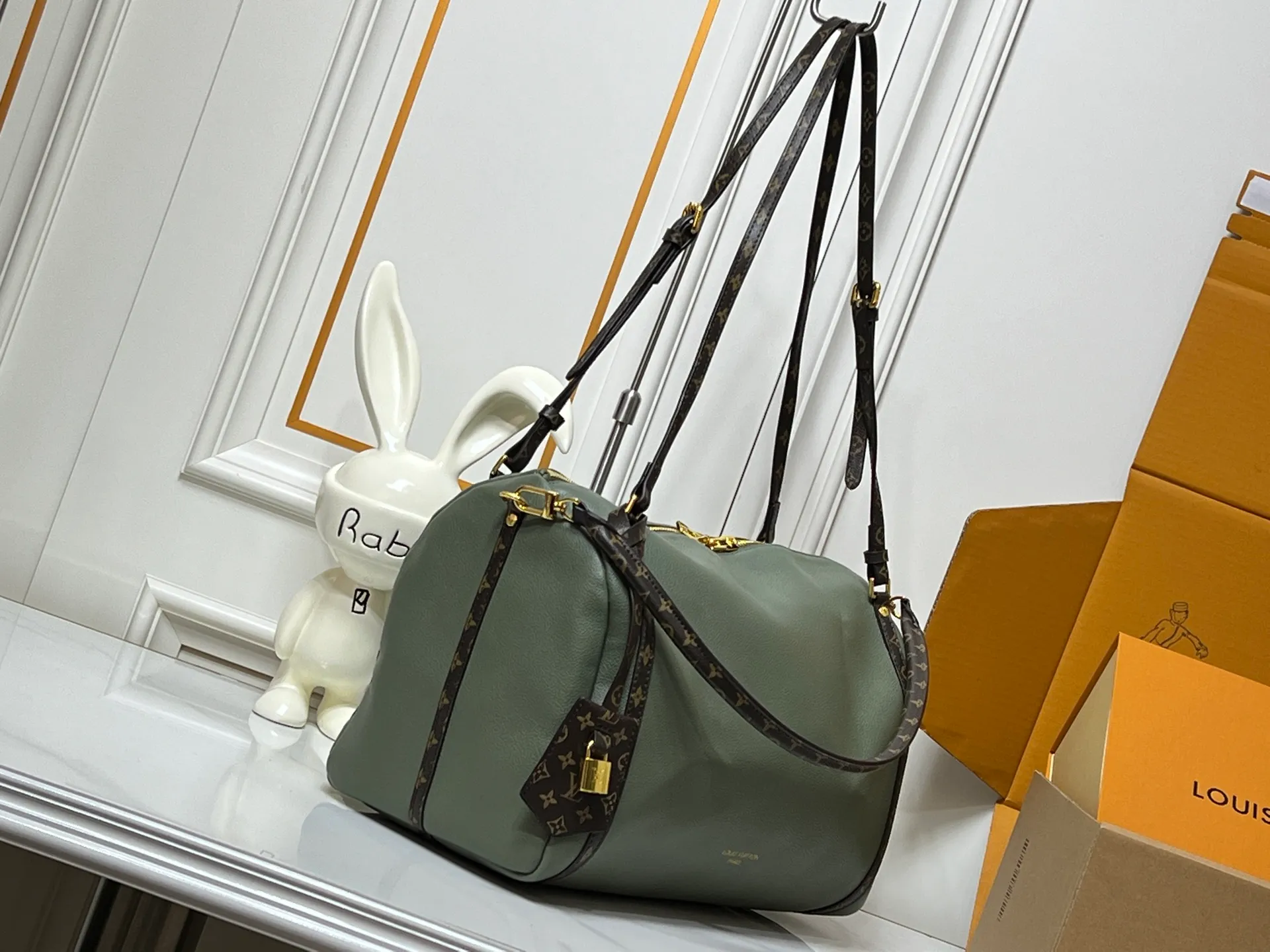 Batch 280💰Upgraded original M26037 M26451 M26359 M26397 M26358 M26039 M26905 M26360 M13668 M13667 This season's Express medium handbag is specially crafted for modern women. This iconic design features a calfskin body with Monogram canvas trim. The Monogram jacquard lining pays homage to the brand's long heritage, making it a perfect choice for urban life and can be worn in various ways. The key bag and padlock are the finishing touches, adding subtle details to the overall design. Dimensions: 36 x 24 x 18.5 (cm) ((length x height x width)