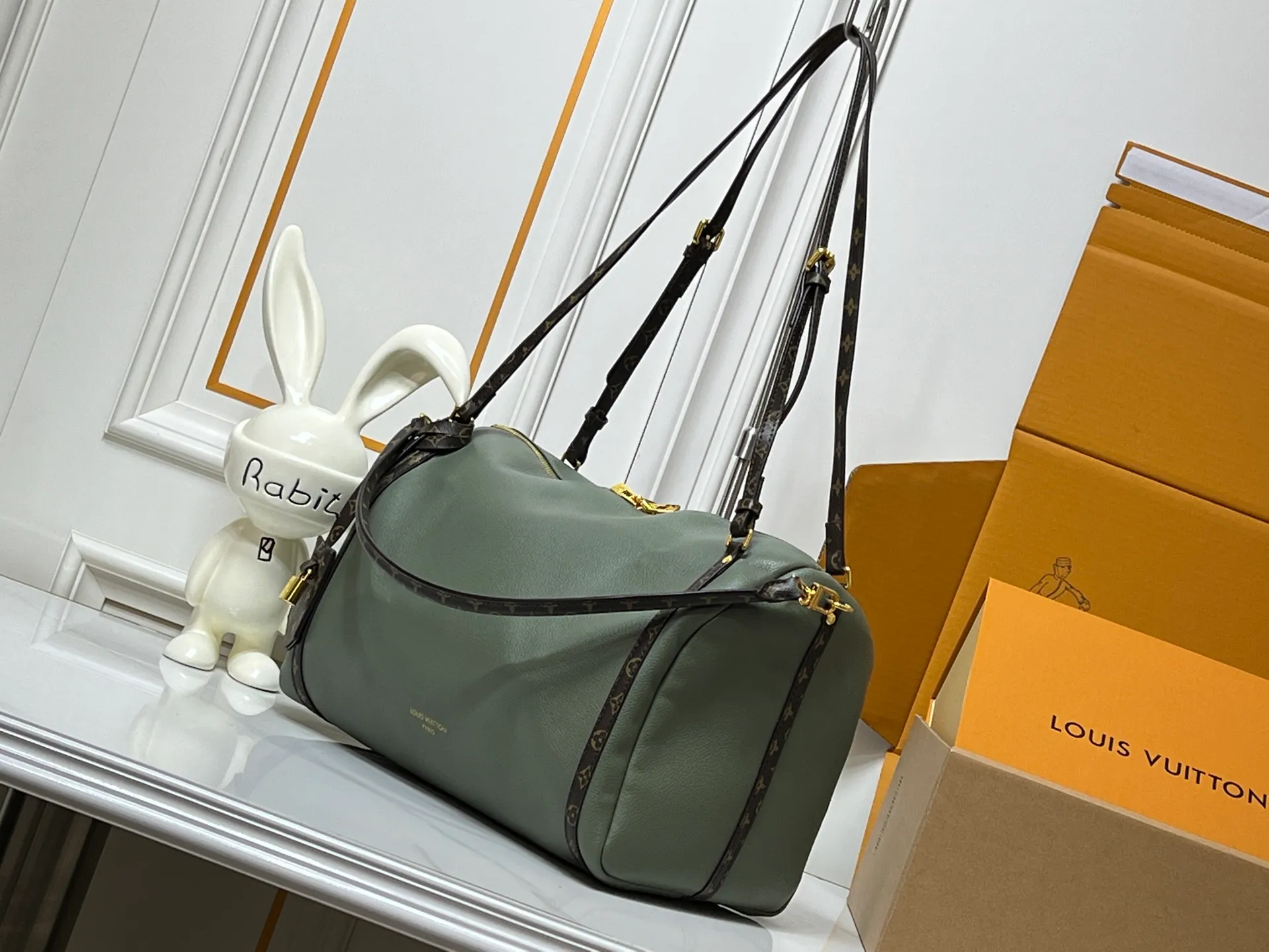 Batch 280💰Upgraded original M26037 M26451 M26359 M26397 M26358 M26039 M26905 M26360 M13668 M13667 This season's Express medium handbag is specially crafted for modern women. This iconic design features a calfskin body with Monogram canvas trim. The Monogram jacquard lining pays homage to the brand's long heritage, making it a perfect choice for urban life and can be worn in various ways. The key bag and padlock are the finishing touches, adding subtle details to the overall design. Dimensions: 36 x 24 x 18.5 (cm) ((length x height x width)