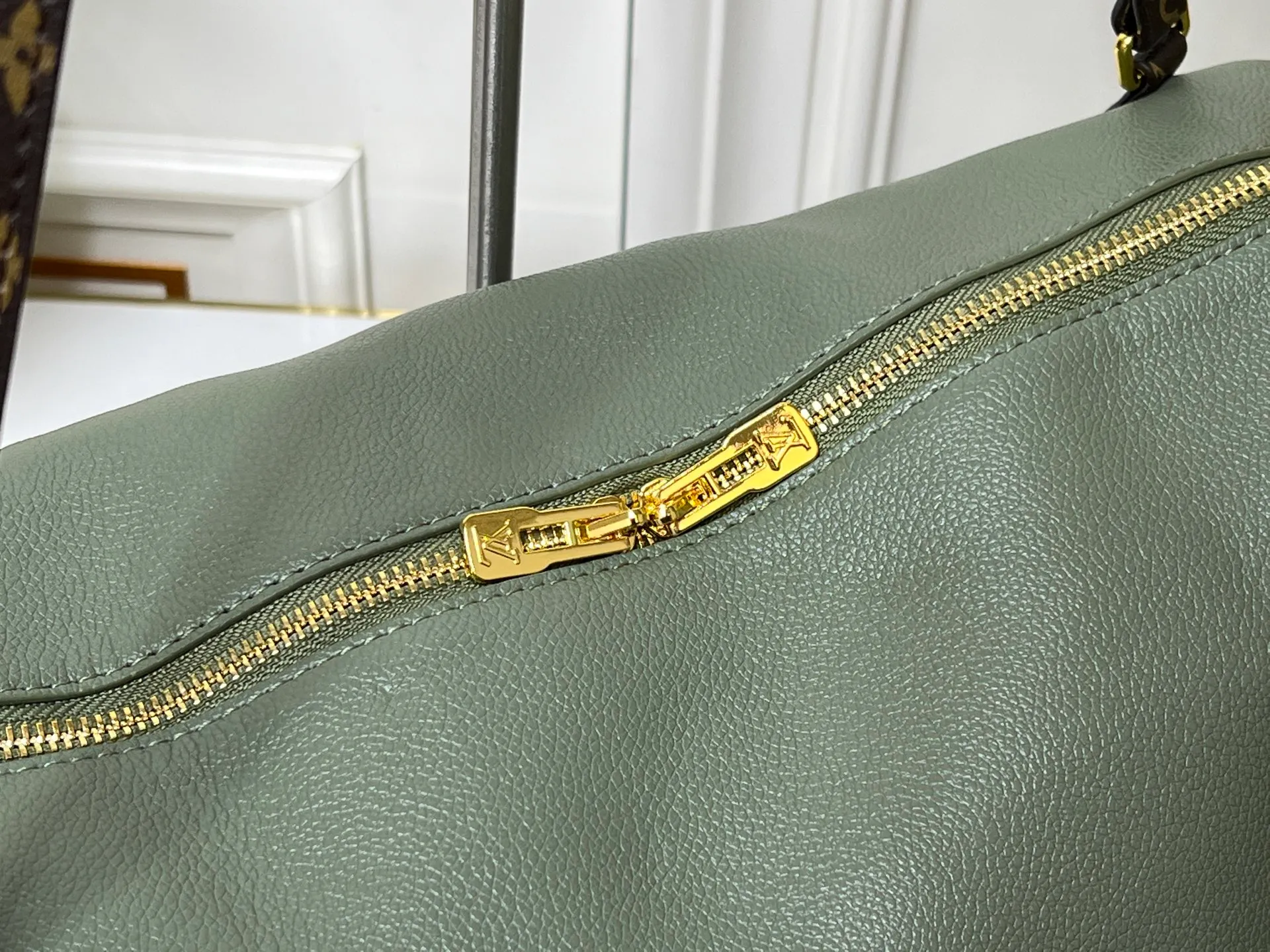 Batch 280💰Upgraded original M26037 M26451 M26359 M26397 M26358 M26039 M26905 M26360 M13668 M13667 This season's Express medium handbag is specially crafted for modern women. This iconic design features a calfskin body with Monogram canvas trim. The Monogram jacquard lining pays homage to the brand's long heritage, making it a perfect choice for urban life and can be worn in various ways. The key bag and padlock are the finishing touches, adding subtle details to the overall design. Dimensions: 36 x 24 x 18.5 (cm) ((length x height x width)