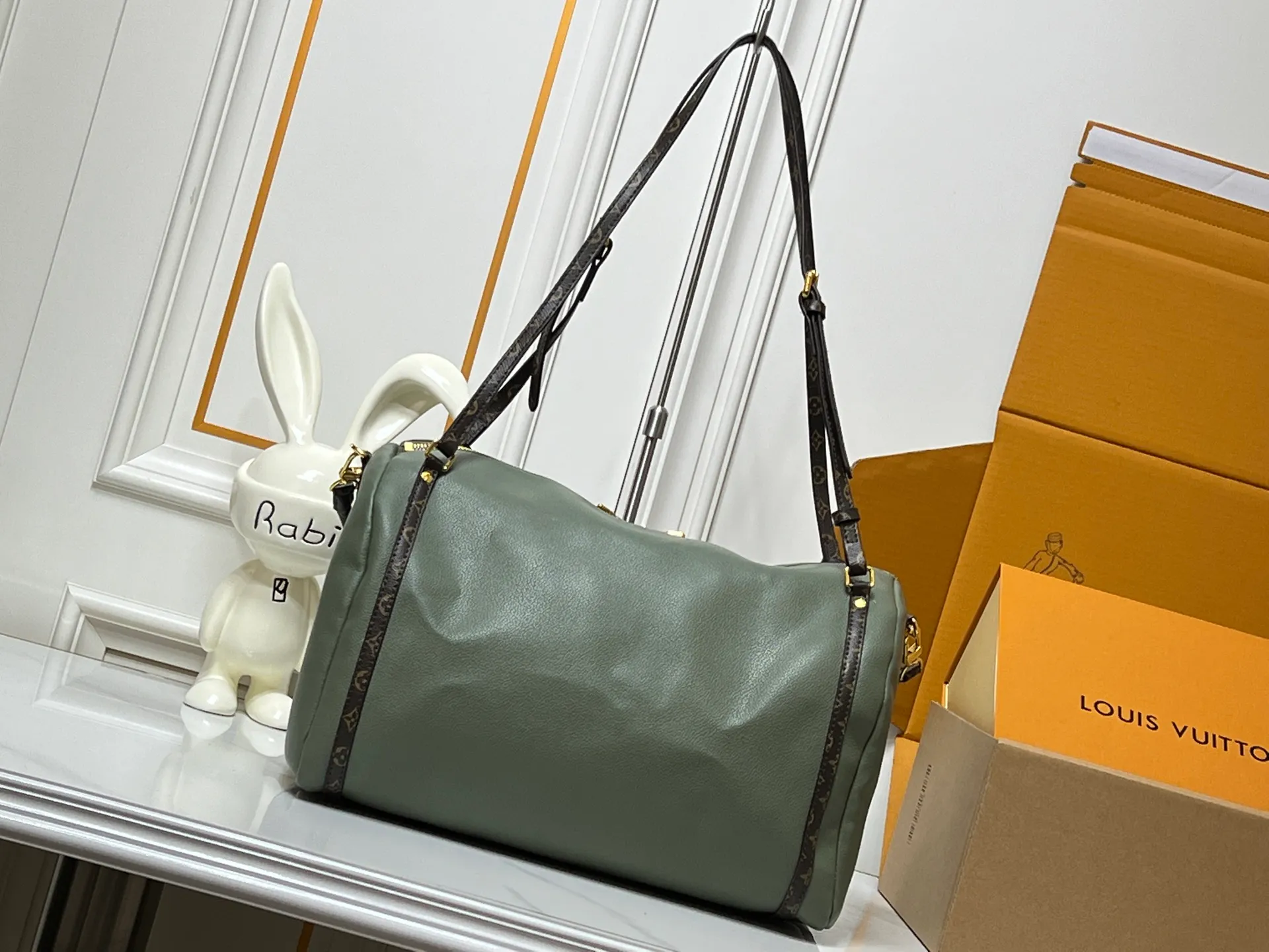 Batch 280💰Upgraded original M26037 M26451 M26359 M26397 M26358 M26039 M26905 M26360 M13668 M13667 This season's Express medium handbag is specially crafted for modern women. This iconic design features a calfskin body with Monogram canvas trim. The Monogram jacquard lining pays homage to the brand's long heritage, making it a perfect choice for urban life and can be worn in various ways. The key bag and padlock are the finishing touches, adding subtle details to the overall design. Dimensions: 36 x 24 x 18.5 (cm) ((length x height x width)