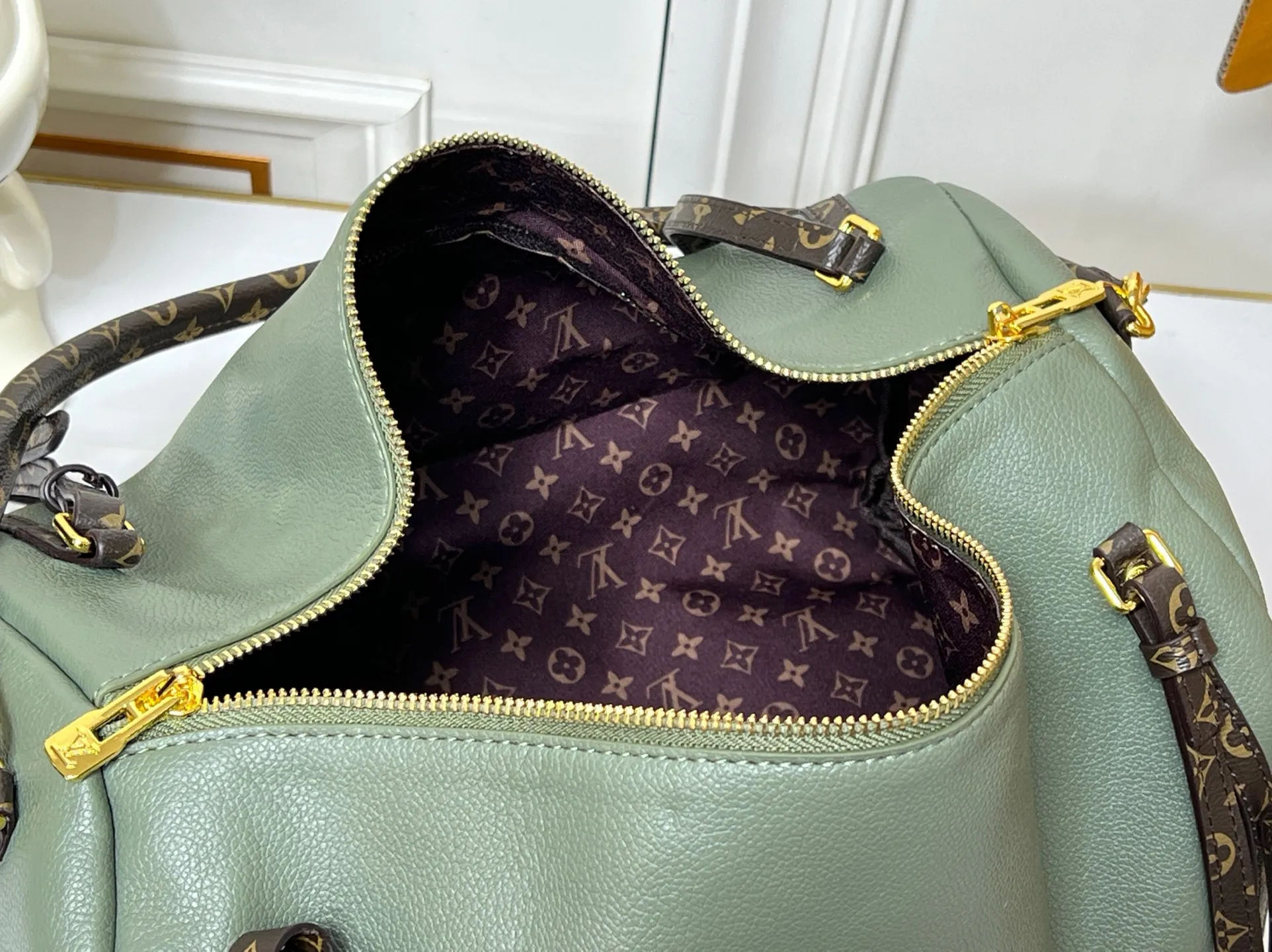 Batch 280💰Upgraded original M26037 M26451 M26359 M26397 M26358 M26039 M26905 M26360 M13668 M13667 This season's Express medium handbag is specially crafted for modern women. This iconic design features a calfskin body with Monogram canvas trim. The Monogram jacquard lining pays homage to the brand's long heritage, making it a perfect choice for urban life and can be worn in various ways. The key bag and padlock are the finishing touches, adding subtle details to the overall design. Dimensions: 36 x 24 x 18.5 (cm) ((length x height x width)