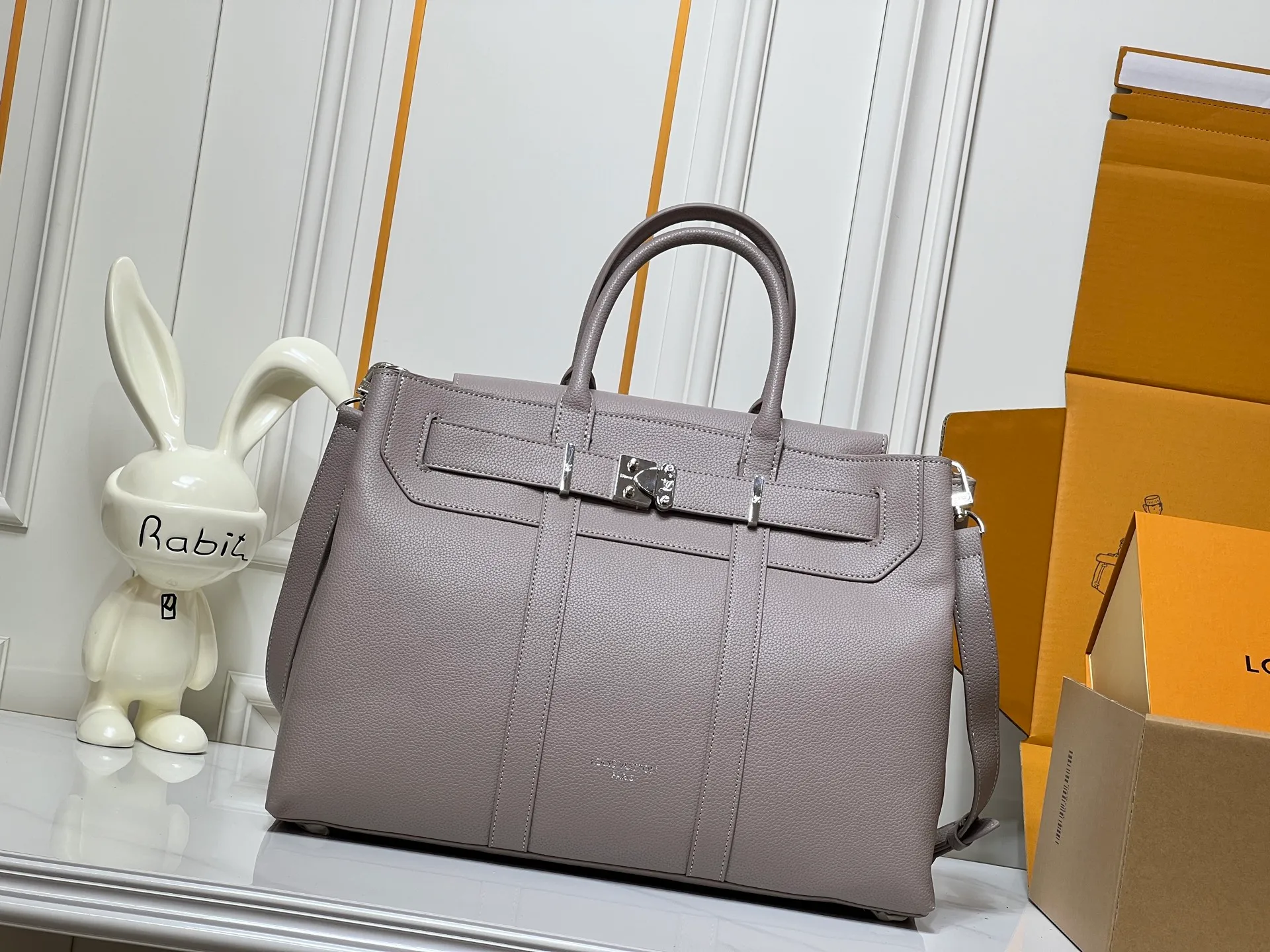 Batch 380💰Upgraded original M23153 M23154 M11663 This Georges Tote medium handbag is made of Cuir Millesime grained cow leather, with deep tones to enhance the elegance, and the S-lock lock, extended handle and unique silhouette highlight the avant-garde style. The cow leather is sourced from Domaine des Massifs, ensuring excellent quality and ethical farming principles. Dimensions: 41.0 x 29.0 x 14.0 cm (length x height x width)