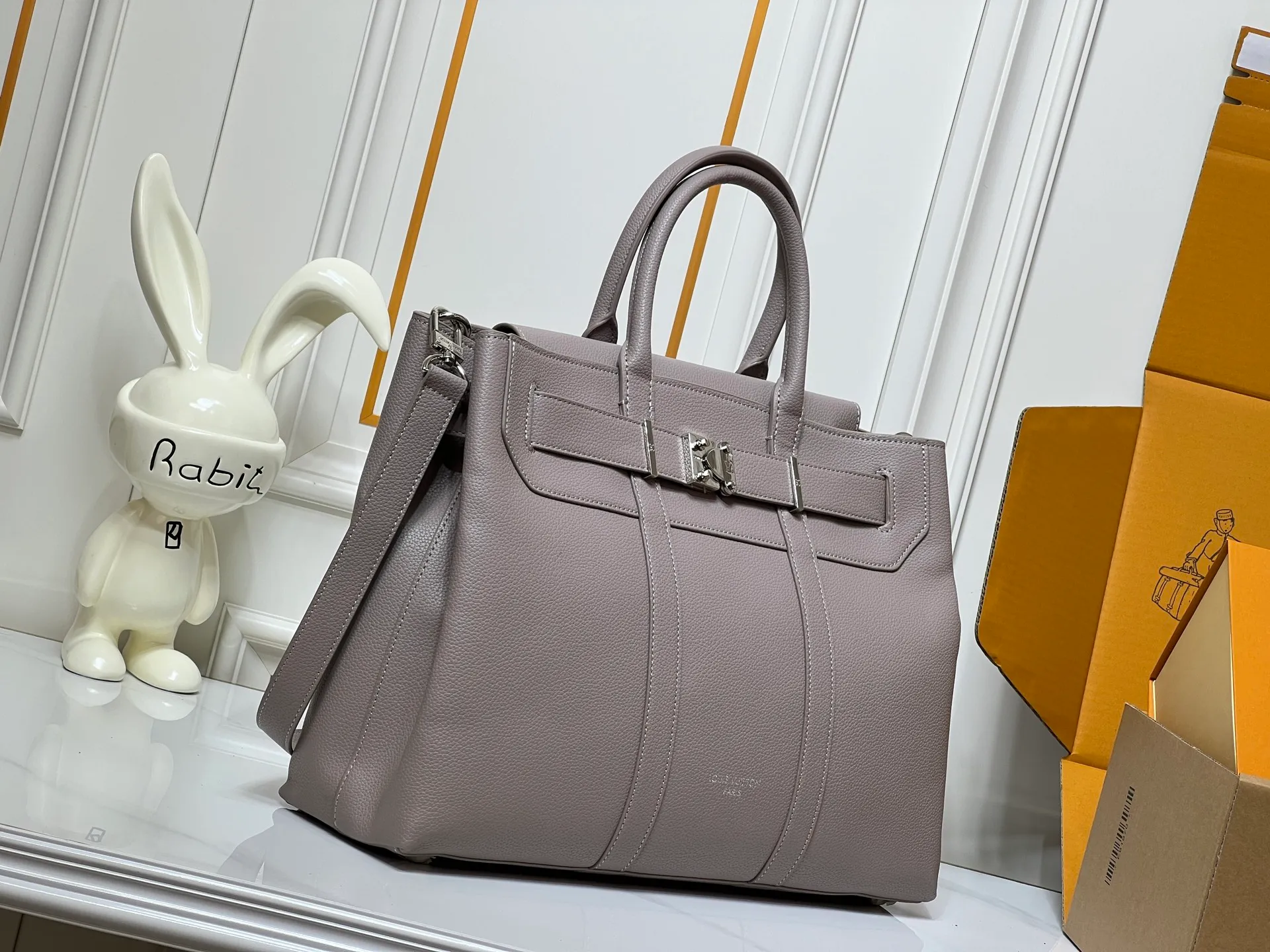 Batch 380💰Upgraded original M23153 M23154 M11663 This Georges Tote medium handbag is made of Cuir Millesime grained cow leather, with deep tones to enhance the elegance, and the S-lock lock, extended handle and unique silhouette highlight the avant-garde style. The cow leather is sourced from Domaine des Massifs, ensuring excellent quality and ethical farming principles. Dimensions: 41.0 x 29.0 x 14.0 cm (length x height x width)