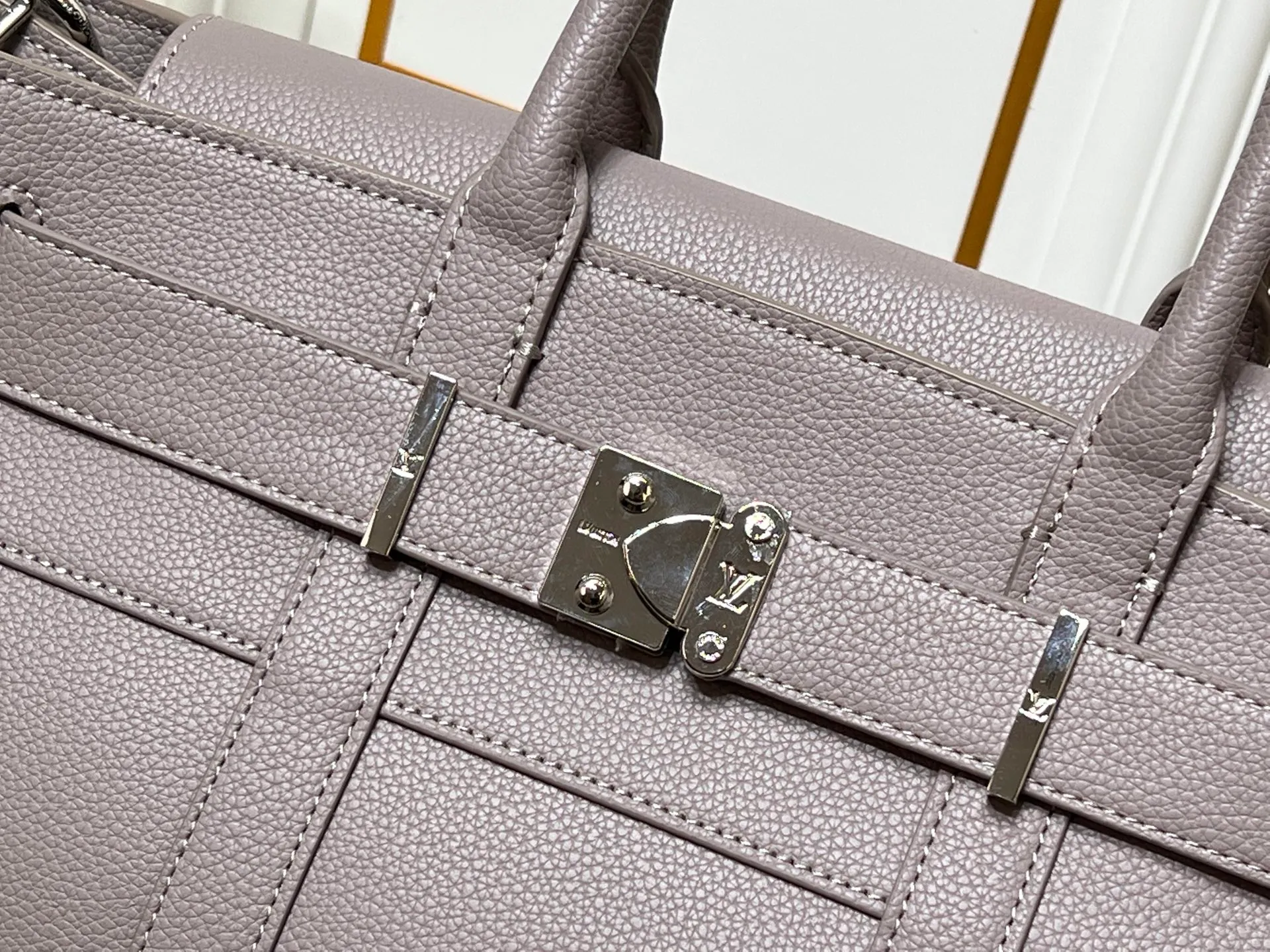 Batch 380💰Upgraded original M23153 M23154 M11663 This Georges Tote medium handbag is made of Cuir Millesime grained cow leather, with deep tones to enhance the elegance, and the S-lock lock, extended handle and unique silhouette highlight the avant-garde style. The cow leather is sourced from Domaine des Massifs, ensuring excellent quality and ethical farming principles. Dimensions: 41.0 x 29.0 x 14.0 cm (length x height x width)