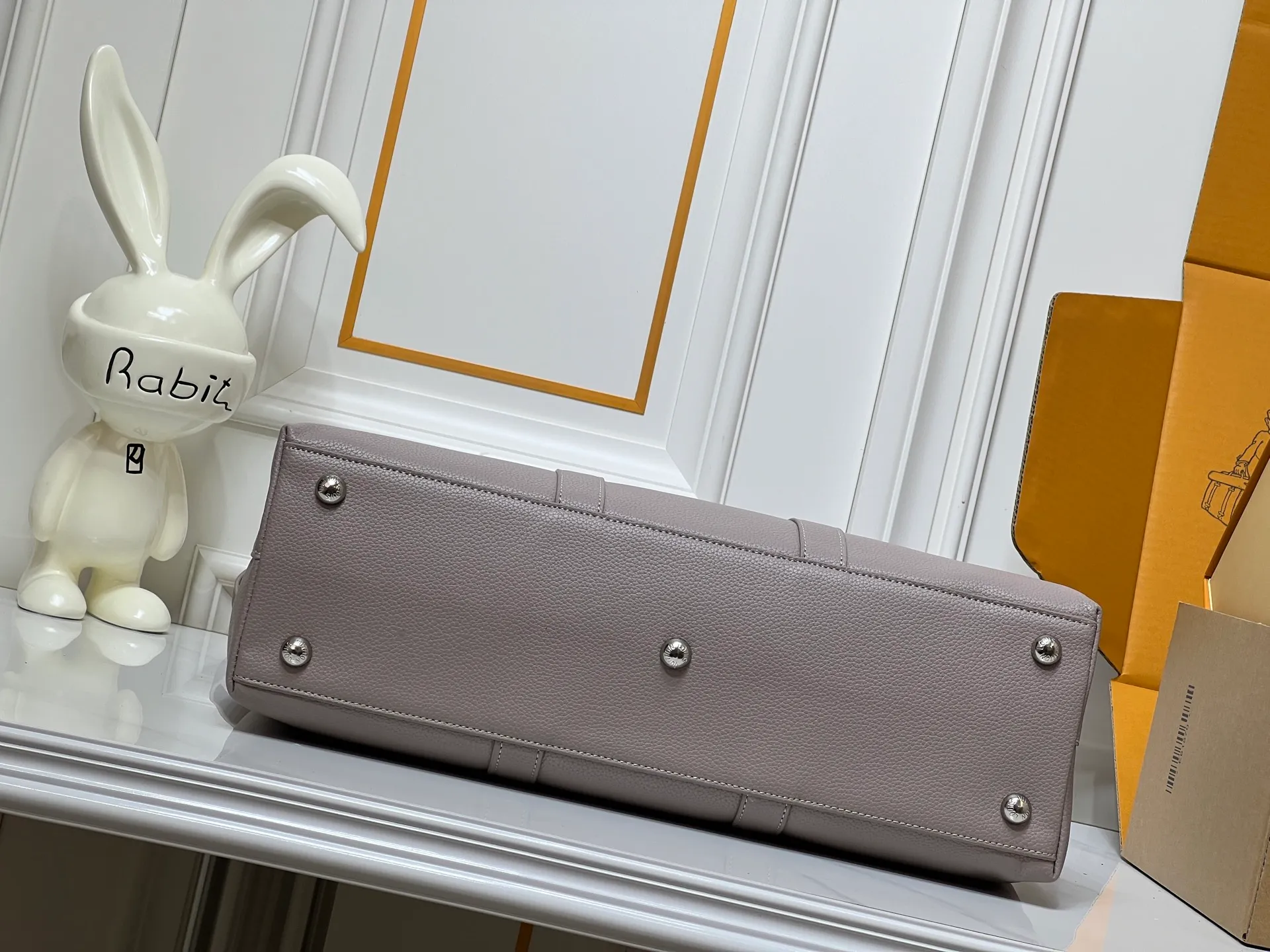 Batch 380💰Upgraded original M23153 M23154 M11663 This Georges Tote medium handbag is made of Cuir Millesime grained cow leather, with deep tones to enhance the elegance, and the S-lock lock, extended handle and unique silhouette highlight the avant-garde style. The cow leather is sourced from Domaine des Massifs, ensuring excellent quality and ethical farming principles. Dimensions: 41.0 x 29.0 x 14.0 cm (length x height x width)
