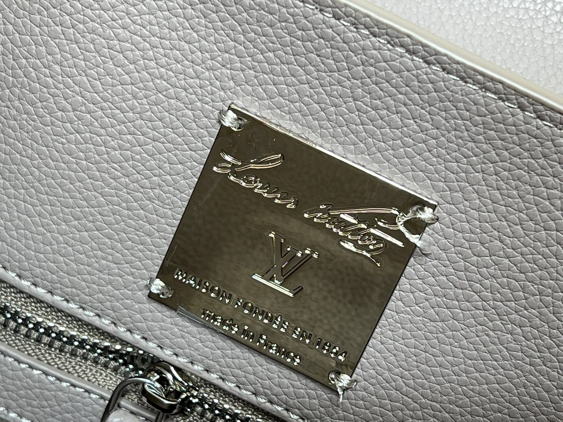 Batch 380💰Upgraded original M23153 M23154 M11663 This Georges Tote medium handbag is made of Cuir Millesime grained cow leather, with deep tones to enhance the elegance, and the S-lock lock, extended handle and unique silhouette highlight the avant-garde style. The cow leather is sourced from Domaine des Massifs, ensuring excellent quality and ethical farming principles. Dimensions: 41.0 x 29.0 x 14.0 cm (length x height x width)