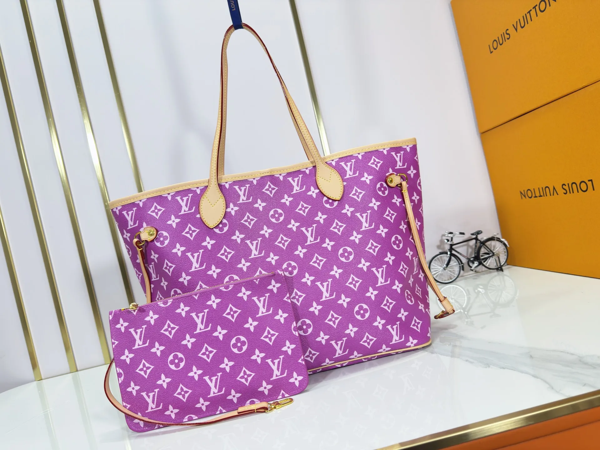 P280 Upgraded Original M40995 The legendary Neverfull bag always meets your every handbag need. It has a large capacity but is not bulky. It is stiff and soft to the touch, making it suitable for home and travel. Tighten the side ties and it instantly transforms into a stylish urban handbag. Loosen the straps and it transforms into a chic and practical handbag. The slender leather handle can be carried over the shoulder or between the arms. The model shown here is made of Damier Ebène canvas. Dimensions: 31.0 x 28.0 x 14.0 cm