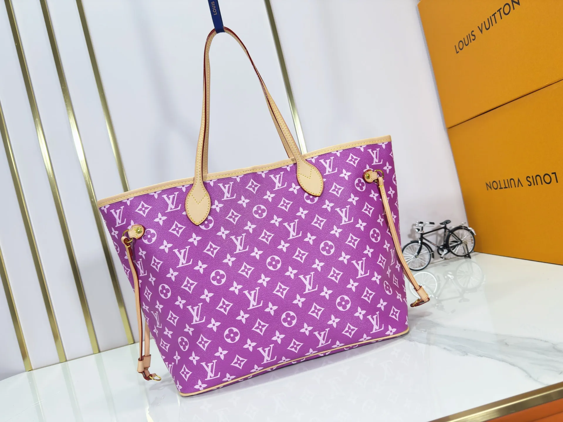 P280 Upgraded Original M40995 The legendary Neverfull bag always meets your every handbag need. It has a large capacity but is not bulky. It is stiff and soft to the touch, making it suitable for home and travel. Tighten the side ties and it instantly transforms into a stylish urban handbag. Loosen the straps and it transforms into a chic and practical handbag. The slender leather handle can be carried over the shoulder or between the arms. The model shown here is made of Damier Ebène canvas. Dimensions: 31.0 x 28.0 x 14.0 cm