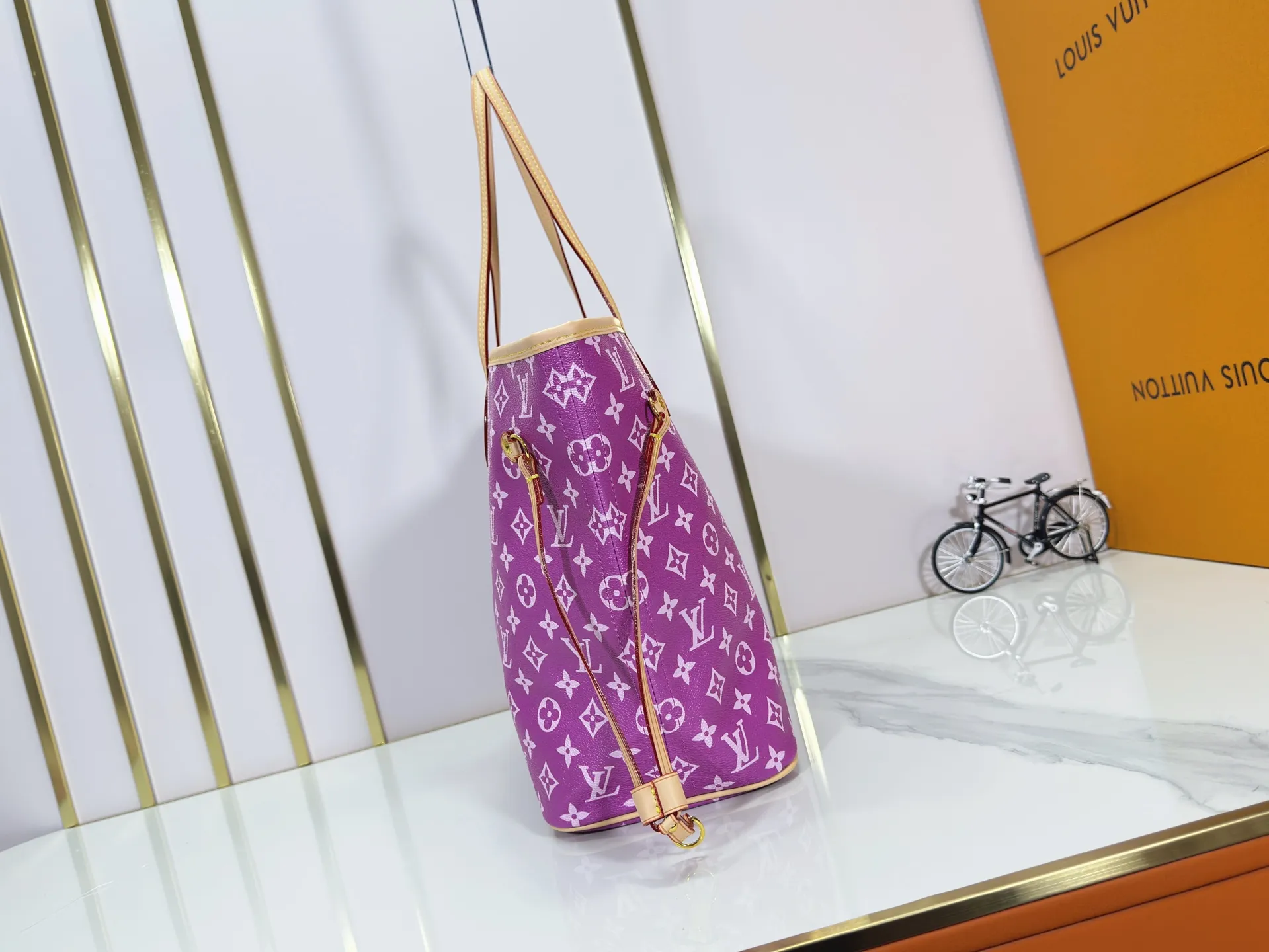 P280 Upgraded Original M40995 The legendary Neverfull bag always meets your every handbag need. It has a large capacity but is not bulky. It is stiff and soft to the touch, making it suitable for home and travel. Tighten the side ties and it instantly transforms into a stylish urban handbag. Loosen the straps and it transforms into a chic and practical handbag. The slender leather handle can be carried over the shoulder or between the arms. The model shown here is made of Damier Ebène canvas. Dimensions: 31.0 x 28.0 x 14.0 cm