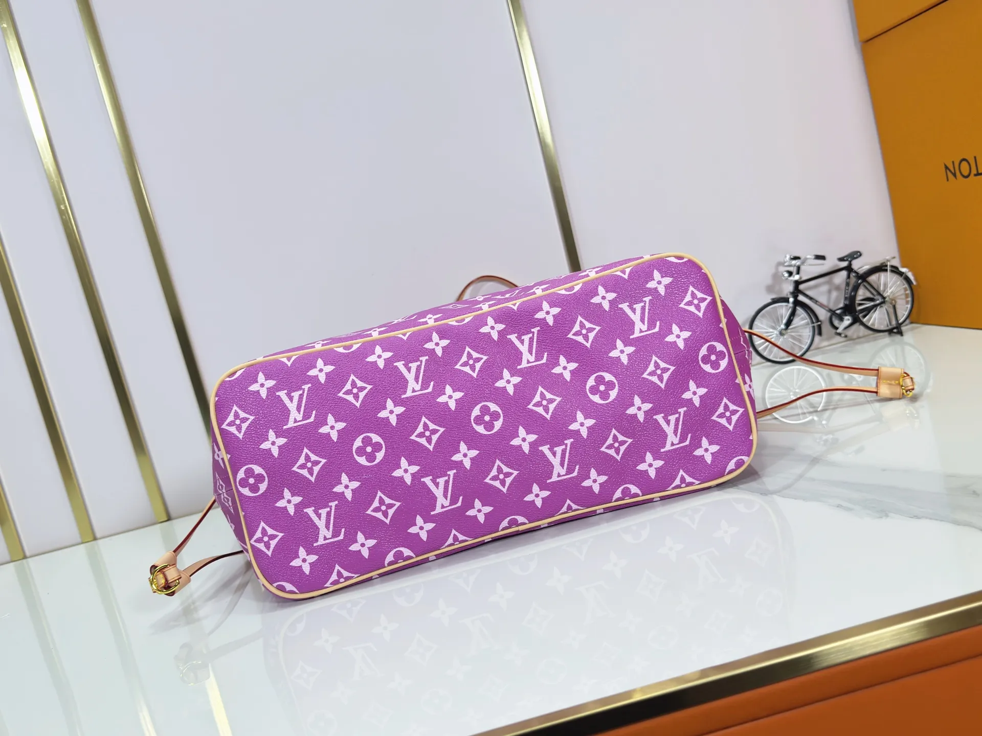 P280 Upgraded Original M40995 The legendary Neverfull bag always meets your every handbag need. It has a large capacity but is not bulky. It is stiff and soft to the touch, making it suitable for home and travel. Tighten the side ties and it instantly transforms into a stylish urban handbag. Loosen the straps and it transforms into a chic and practical handbag. The slender leather handle can be carried over the shoulder or between the arms. The model shown here is made of Damier Ebène canvas. Dimensions: 31.0 x 28.0 x 14.0 cm