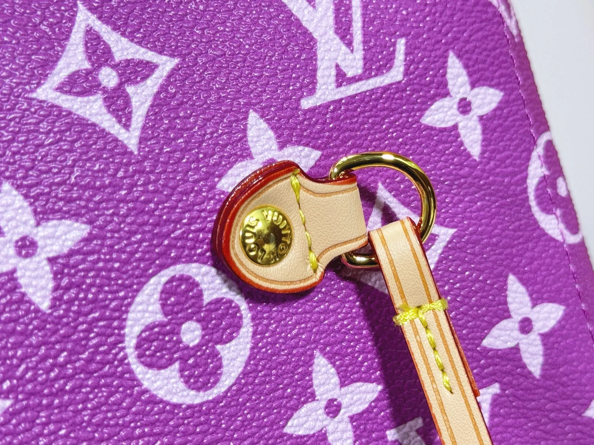 P280 Upgraded Original M40995 The legendary Neverfull bag always meets your every handbag need. It has a large capacity but is not bulky. It is stiff and soft to the touch, making it suitable for home and travel. Tighten the side ties and it instantly transforms into a stylish urban handbag. Loosen the straps and it transforms into a chic and practical handbag. The slender leather handle can be carried over the shoulder or between the arms. The model shown here is made of Damier Ebène canvas. Dimensions: 31.0 x 28.0 x 14.0 cm