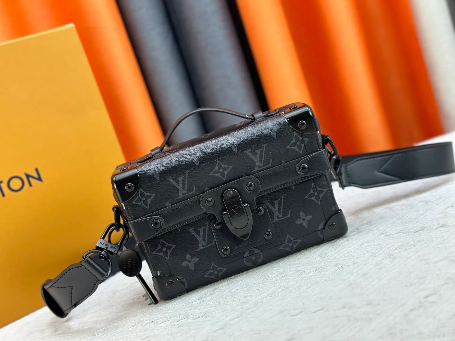 P320 Upgraded Original M13871 Embossed Black M11743 Black Flower M11516 Black M11535 Presbyopic M12686 This Soul Trunk handbag is crafted by Pharrell Williams and is made of flexible LV Colorado cow leather with a grained texture. The Tumbler's magnetic clasp, rivets and top handles harken back to classic hard case elements, while a removable and adjustable shoulder strap completes the sophisticated details. Size: 19x15x7cm