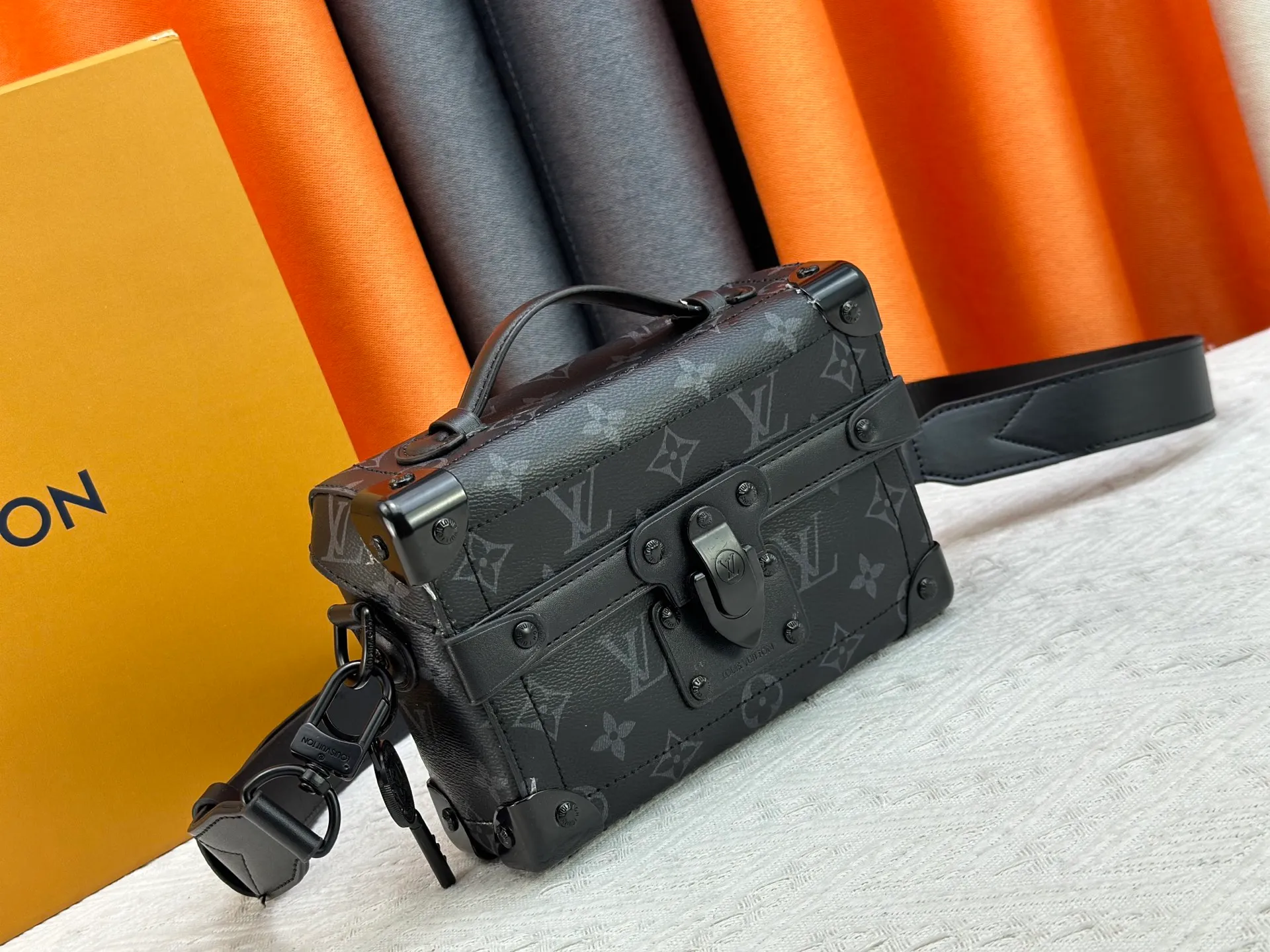 P320 Upgraded Original M13871 Embossed Black M11743 Black Flower M11516 Black M11535 Presbyopic M12686 This Soul Trunk handbag is crafted by Pharrell Williams and is made of flexible LV Colorado cow leather with a grained texture. The Tumbler's magnetic clasp, rivets and top handles harken back to classic hard case elements, while a removable and adjustable shoulder strap completes the sophisticated details. Size: 19x15x7cm