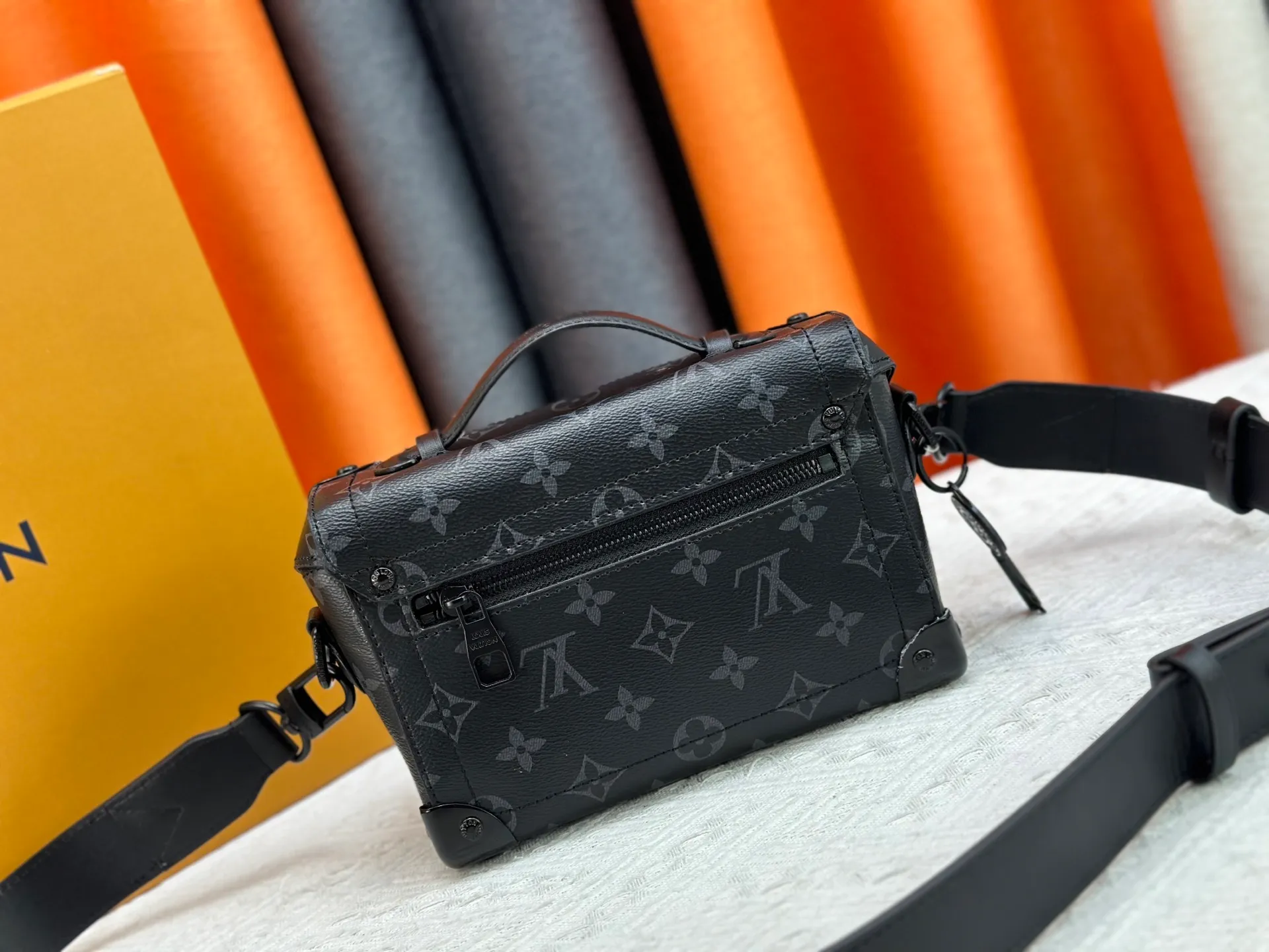 P320 Upgraded Original M13871 Embossed Black M11743 Black Flower M11516 Black M11535 Presbyopic M12686 This Soul Trunk handbag is crafted by Pharrell Williams and is made of flexible LV Colorado cow leather with a grained texture. The Tumbler's magnetic clasp, rivets and top handles harken back to classic hard case elements, while a removable and adjustable shoulder strap completes the sophisticated details. Size: 19x15x7cm