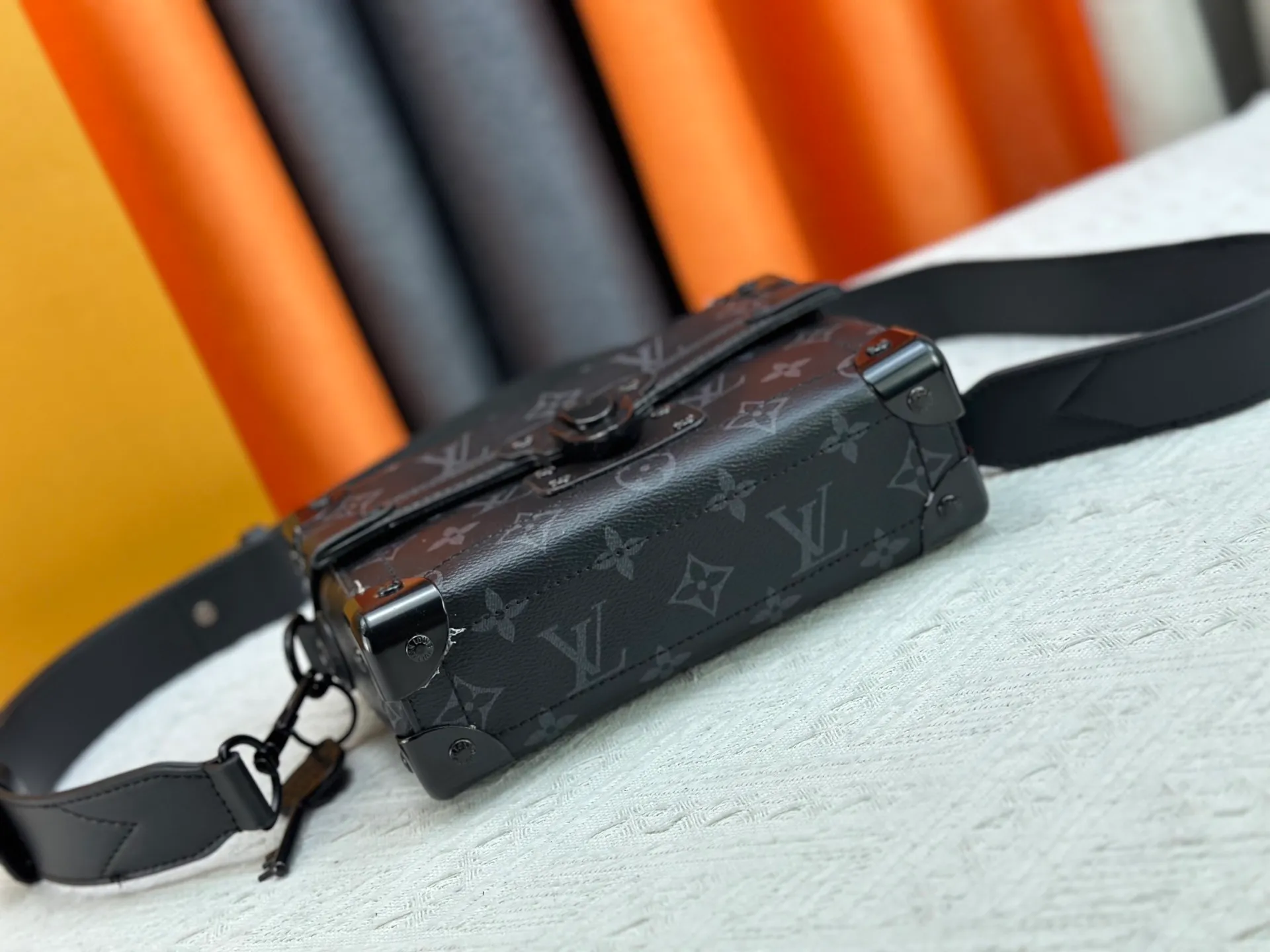 P320 Upgraded Original M13871 Embossed Black M11743 Black Flower M11516 Black M11535 Presbyopic M12686 This Soul Trunk handbag is crafted by Pharrell Williams and is made of flexible LV Colorado cow leather with a grained texture. The Tumbler's magnetic clasp, rivets and top handles harken back to classic hard case elements, while a removable and adjustable shoulder strap completes the sophisticated details. Size: 19x15x7cm