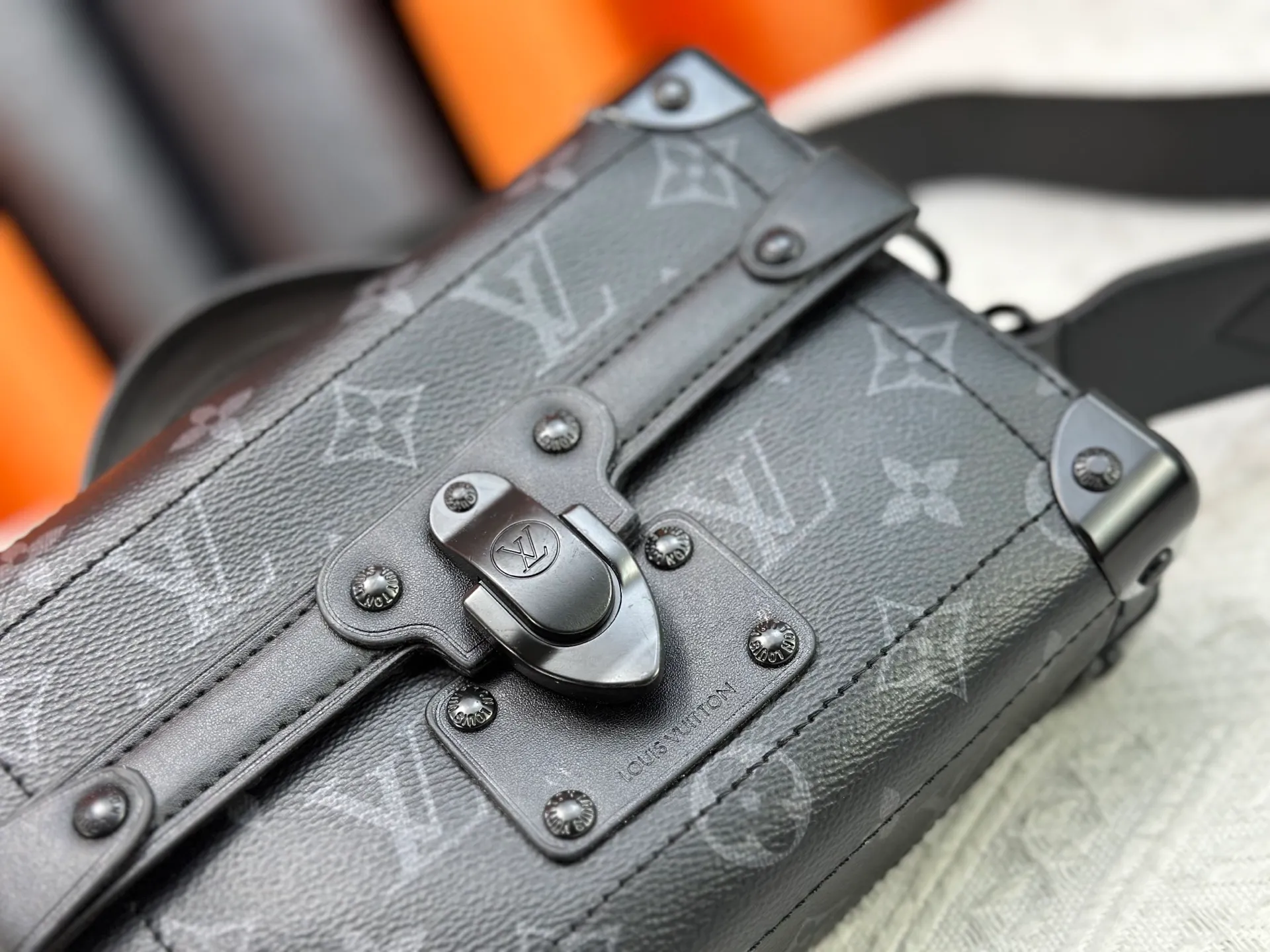 P320 Upgraded Original M13871 Embossed Black M11743 Black Flower M11516 Black M11535 Presbyopic M12686 This Soul Trunk handbag is crafted by Pharrell Williams and is made of flexible LV Colorado cow leather with a grained texture. The Tumbler's magnetic clasp, rivets and top handles harken back to classic hard case elements, while a removable and adjustable shoulder strap completes the sophisticated details. Size: 19x15x7cm