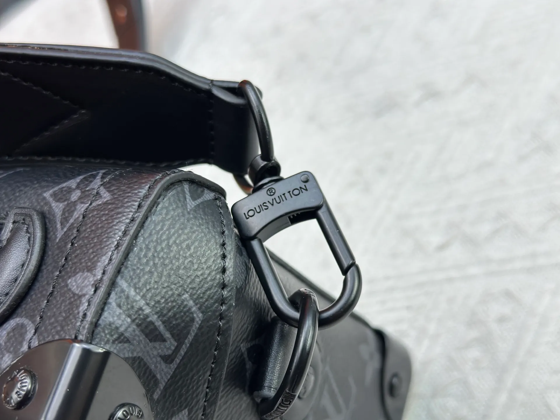 P320 Upgraded Original M13871 Embossed Black M11743 Black Flower M11516 Black M11535 Presbyopic M12686 This Soul Trunk handbag is crafted by Pharrell Williams and is made of flexible LV Colorado cow leather with a grained texture. The Tumbler's magnetic clasp, rivets and top handles harken back to classic hard case elements, while a removable and adjustable shoulder strap completes the sophisticated details. Size: 19x15x7cm