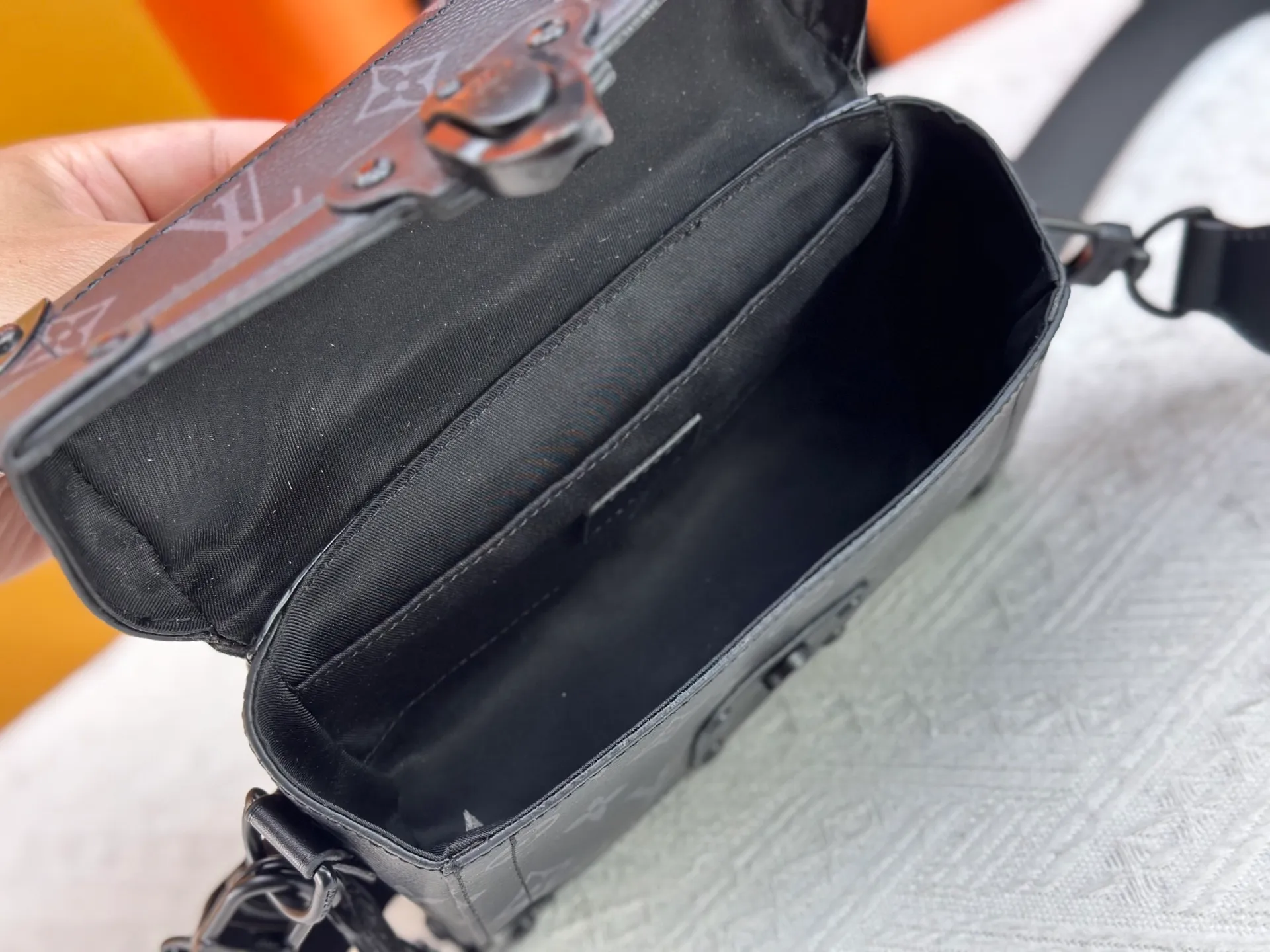 P320 Upgraded Original M13871 Embossed Black M11743 Black Flower M11516 Black M11535 Presbyopic M12686 This Soul Trunk handbag is crafted by Pharrell Williams and is made of flexible LV Colorado cow leather with a grained texture. The Tumbler's magnetic clasp, rivets and top handles harken back to classic hard case elements, while a removable and adjustable shoulder strap completes the sophisticated details. Size: 19x15x7cm