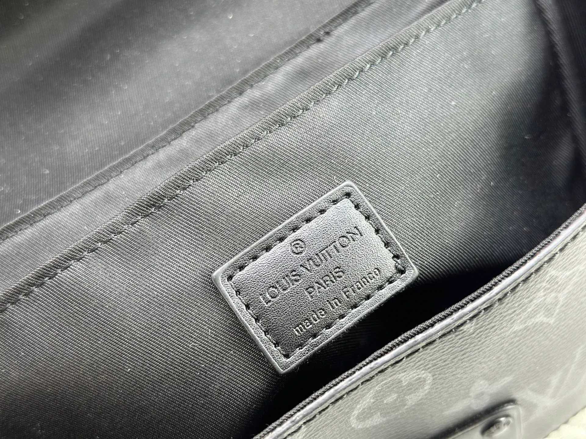 P320 Upgraded Original M13871 Embossed Black M11743 Black Flower M11516 Black M11535 Presbyopic M12686 This Soul Trunk handbag is crafted by Pharrell Williams and is made of flexible LV Colorado cow leather with a grained texture. The Tumbler's magnetic clasp, rivets and top handles harken back to classic hard case elements, while a removable and adjustable shoulder strap completes the sophisticated details. Size: 19x15x7cm
