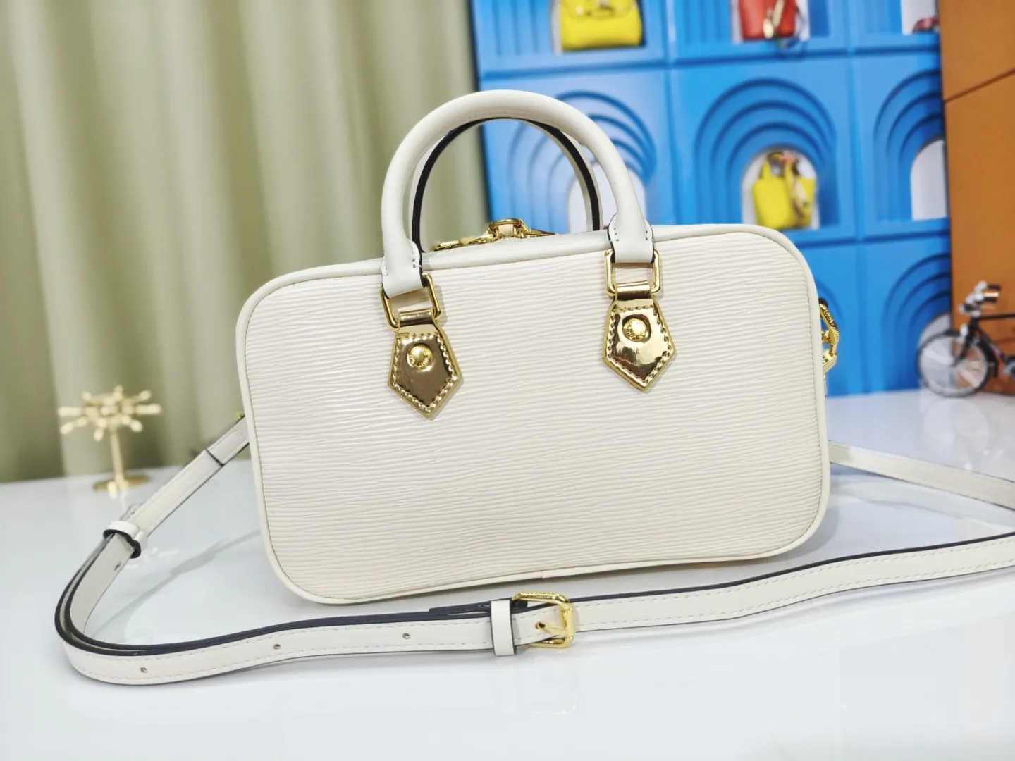 P240💰M12009 cowhide version lvfw24 show new bag This nicolas ghesquiere joined Iv's 10th anniversary show. The show was like a huge greenhouse. In the greenhouse called Iv, we saw the stars cultivated in the past ten years and the starry future. Nicolas uses memory as a guide for imagination. This show can not only see the designer's past classic creativity, but also explore different artistic visions. From familiar silhouettes to tailoring and embroidery, it presents an adventure that lasted ten years. Size 25x15cm