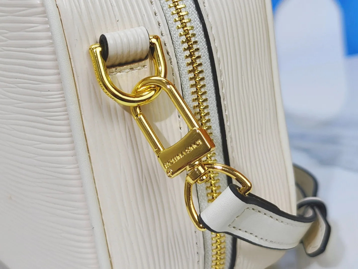 P240💰M12009 cowhide version lvfw24 show new bag This nicolas ghesquiere joined Iv's 10th anniversary show. The show was like a huge greenhouse. In the greenhouse called Iv, we saw the stars cultivated in the past ten years and the starry future. Nicolas uses memory as a guide for imagination. This show can not only see the designer's past classic creativity, but also explore different artistic visions. From familiar silhouettes to tailoring and embroidery, it presents an adventure that lasted ten years. Size 25x15cm