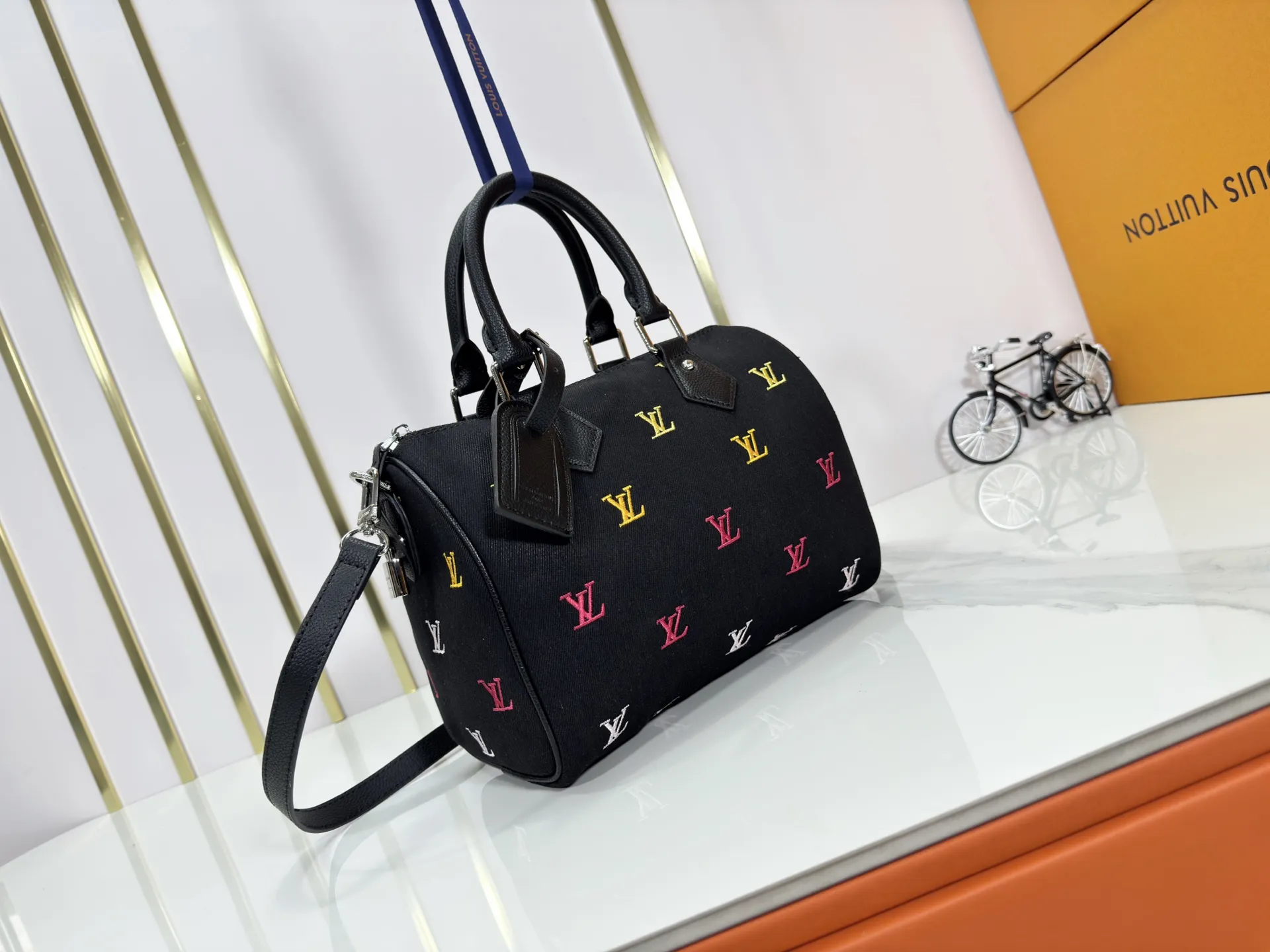 P280 M13966 M 14134 M40391 Upgraded original order Black denim embroidery Pharrell Williams chose deep LV Blason denim to interpret the Keepall Bandoulière 30 travel bag, using keen synesthesia to turn the beating notes into colorful LV letter embroidery, injecting elegance into the classic configuration. Detailed features25x15x11cm