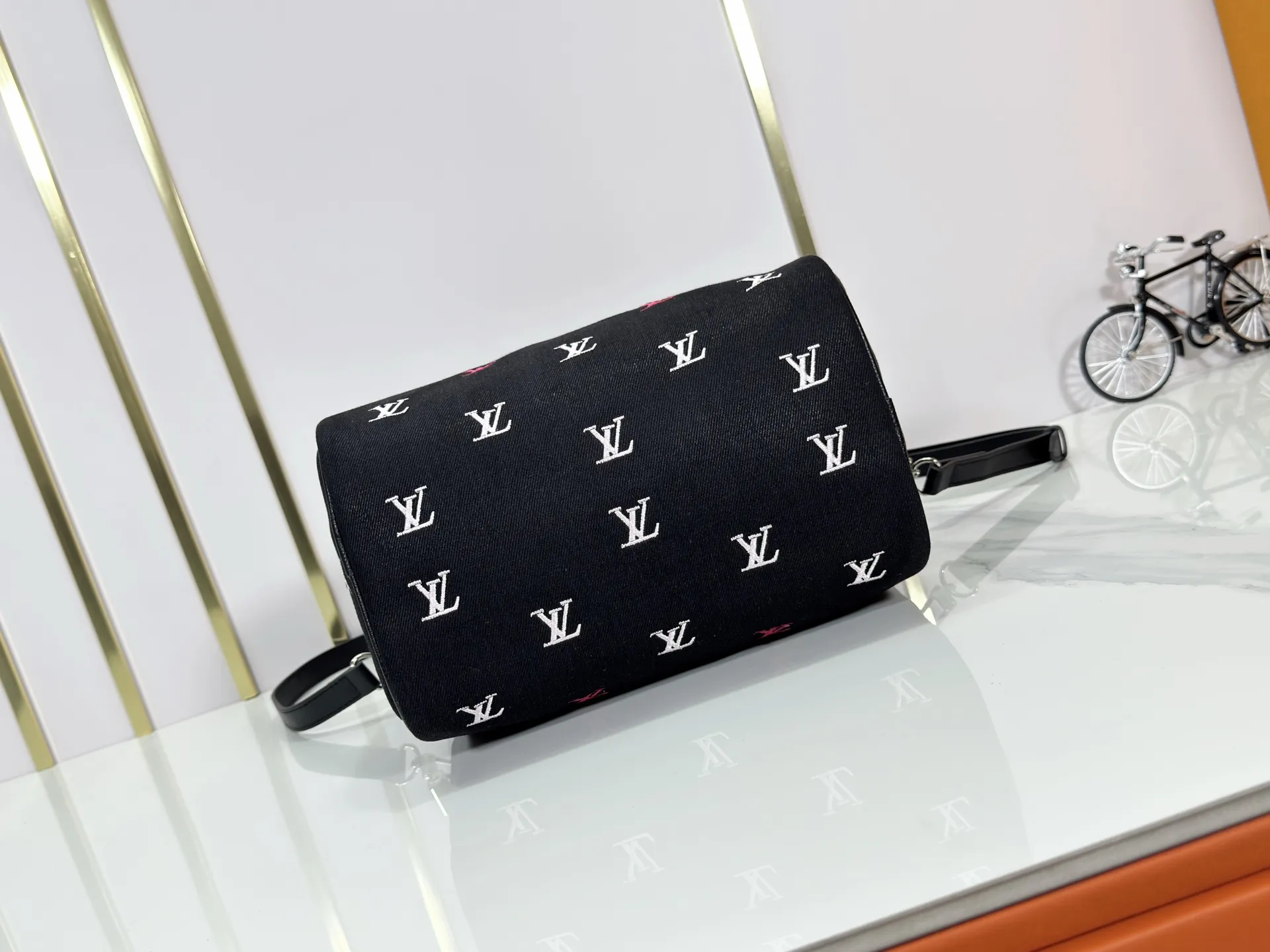 P280 M13966 M 14134 M40391 Upgraded original order Black denim embroidery Pharrell Williams chose deep LV Blason denim to interpret the Keepall Bandoulière 30 travel bag, using keen synesthesia to turn the beating notes into colorful LV letter embroidery, injecting elegance into the classic configuration. Detailed features25x15x11cm