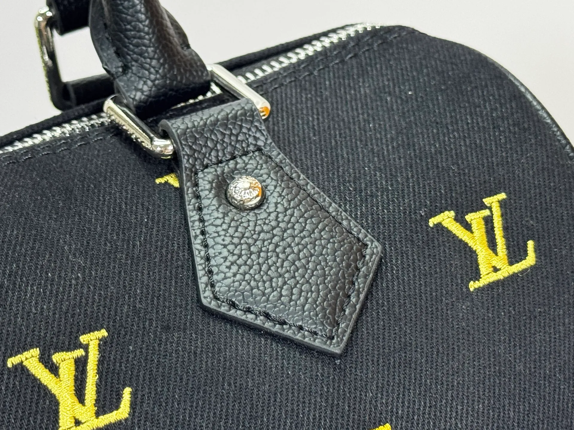 P280 M13966 M 14134 M40391 Upgraded original order Black denim embroidery Pharrell Williams chose deep LV Blason denim to interpret the Keepall Bandoulière 30 travel bag, using keen synesthesia to turn the beating notes into colorful LV letter embroidery, injecting elegance into the classic configuration. Detailed features25x15x11cm