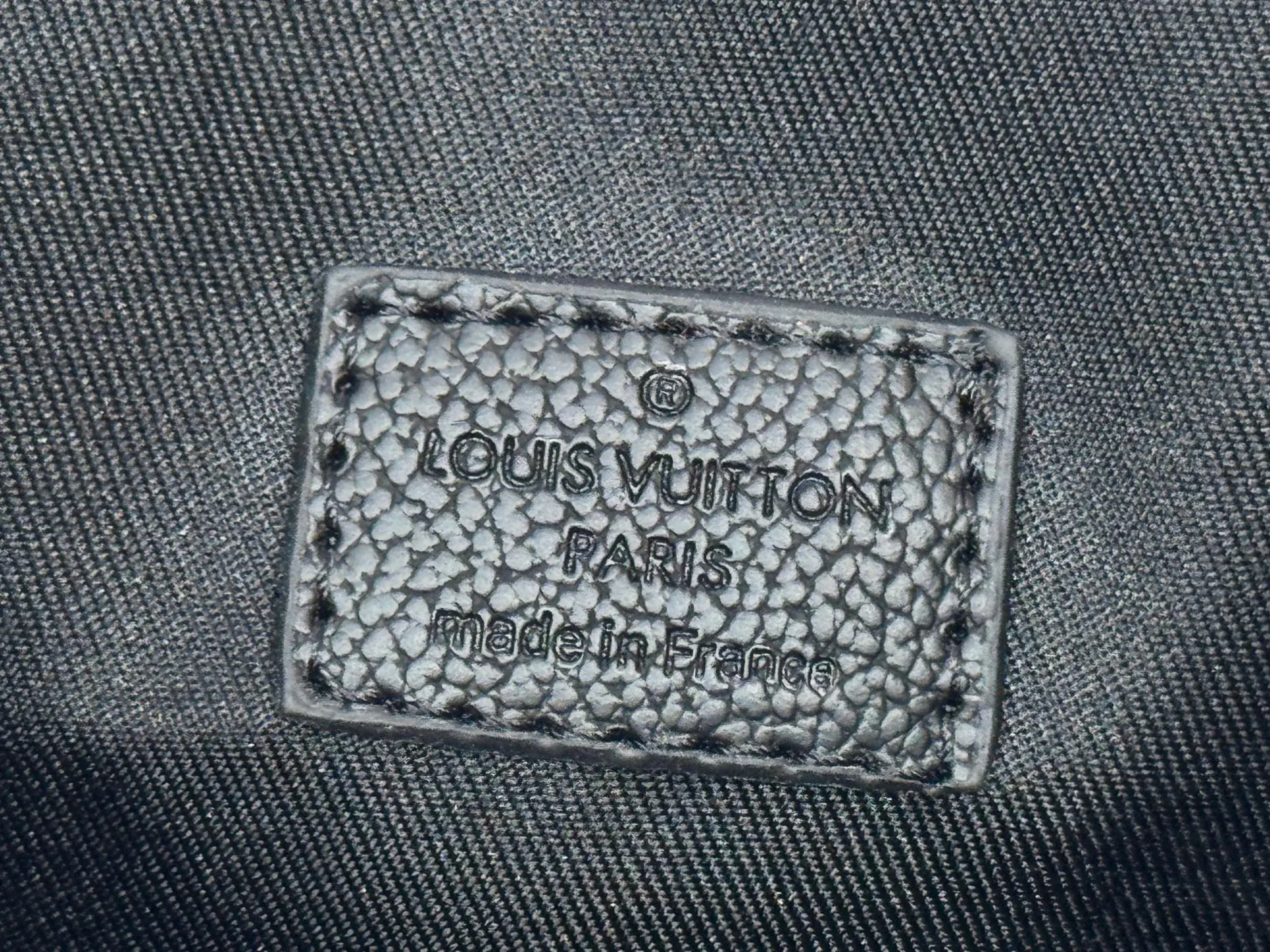 P280 M13966 M 14134 M40391 Upgraded original order Black denim embroidery Pharrell Williams chose deep LV Blason denim to interpret the Keepall Bandoulière 30 travel bag, using keen synesthesia to turn the beating notes into colorful LV letter embroidery, injecting elegance into the classic configuration. Detailed features25x15x11cm