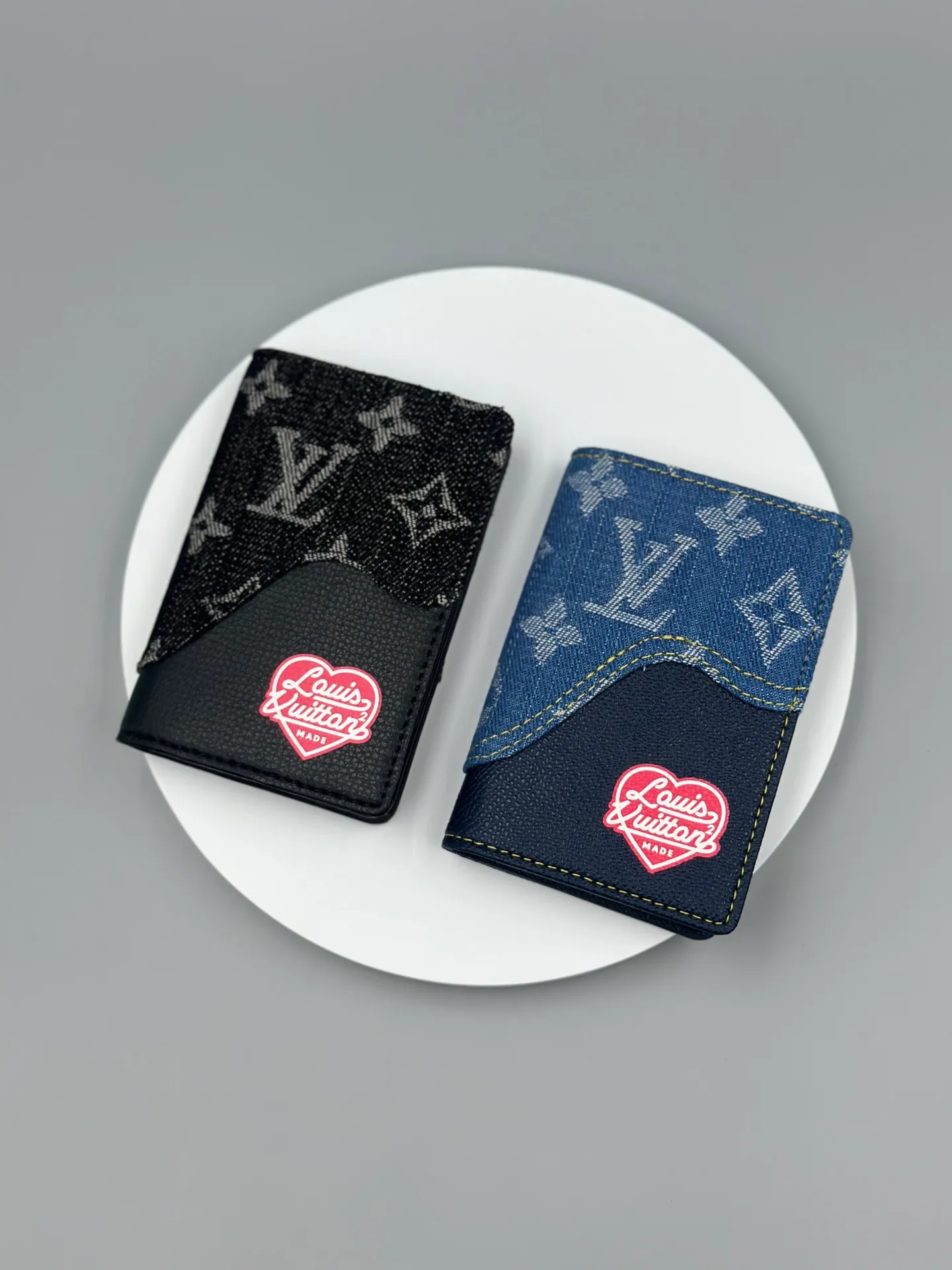 P110 🎀Brand: LV M81015 🎀Color: Black Blue 🎀Size: 8*11*1 🎀Description: [Pocket Wallet] New Card Holder Louis Vuitton and Japanese streetwear designer Nigo once again joined forces for the 2022 early spring series to present the Monogram Drip design for the much-loved pocket wallet. Monogram printed denim looks like water dripping onto grained Taurillon leather, and a new heart-shaped logo focuses attention.