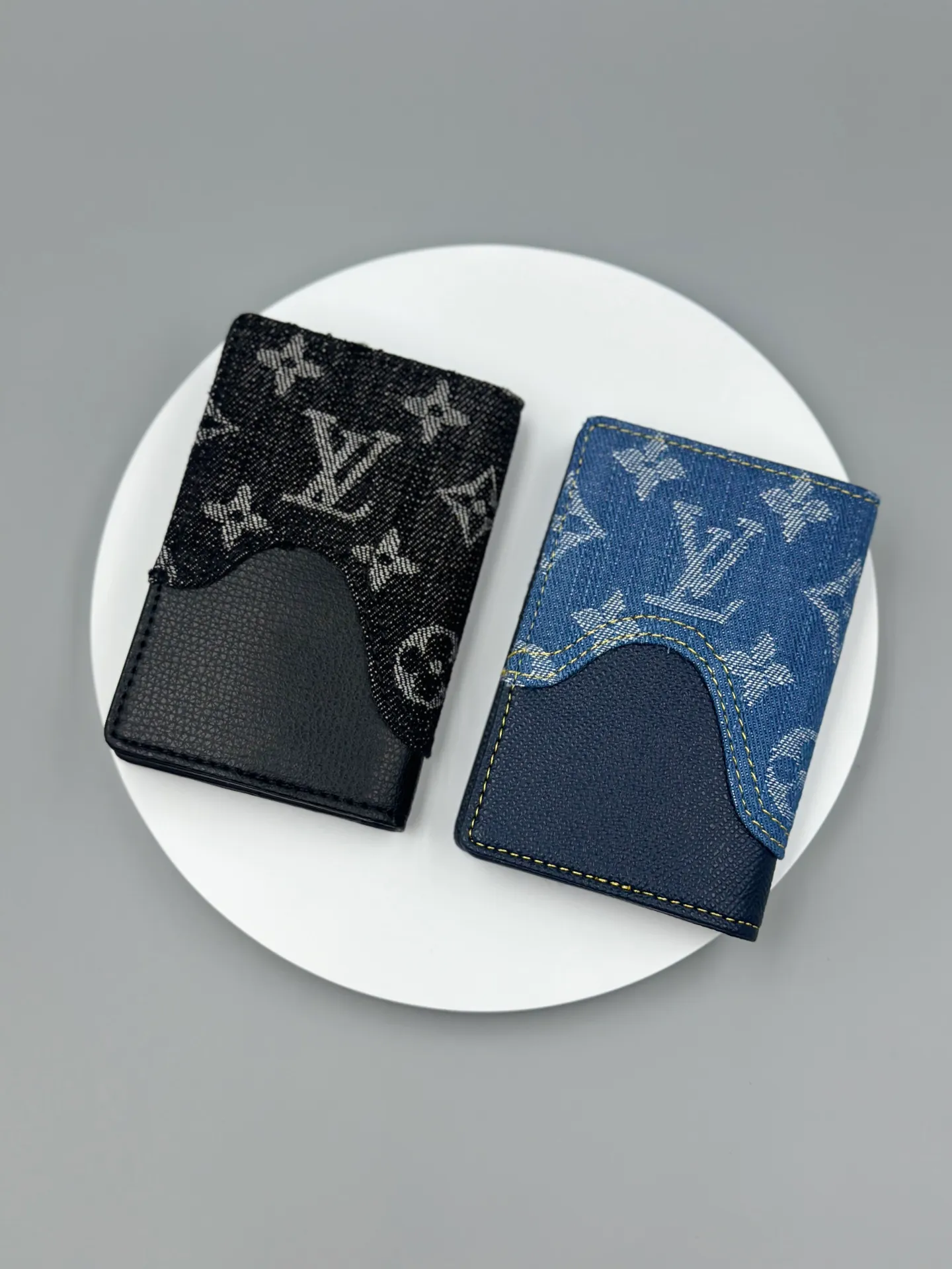 P110 🎀Brand: LV M81015 🎀Color: Black Blue 🎀Size: 8*11*1 🎀Description: [Pocket Wallet] New Card Holder Louis Vuitton and Japanese streetwear designer Nigo once again joined forces for the 2022 early spring series to present the Monogram Drip design for the much-loved pocket wallet. Monogram printed denim looks like water dripping onto grained Taurillon leather, and a new heart-shaped logo focuses attention.