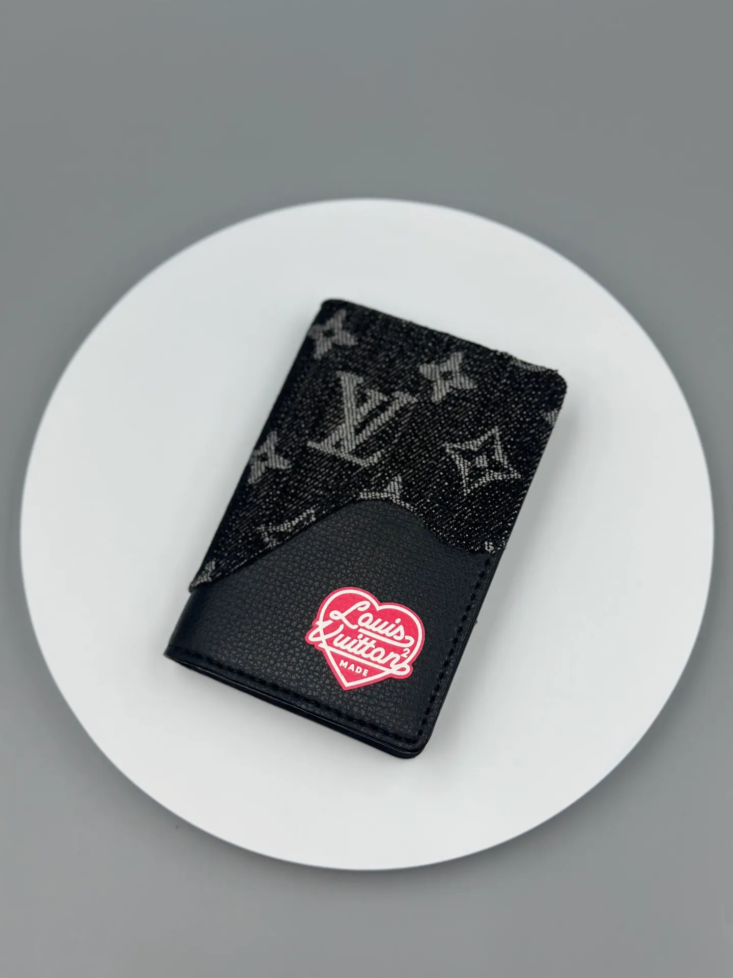 P110 🎀Brand: LV M81015 🎀Color: Black Blue 🎀Size: 8*11*1 🎀Description: [Pocket Wallet] New Card Holder Louis Vuitton and Japanese streetwear designer Nigo once again joined forces for the 2022 early spring series to present the Monogram Drip design for the much-loved pocket wallet. Monogram printed denim looks like water dripping onto grained Taurillon leather, and a new heart-shaped logo focuses attention.