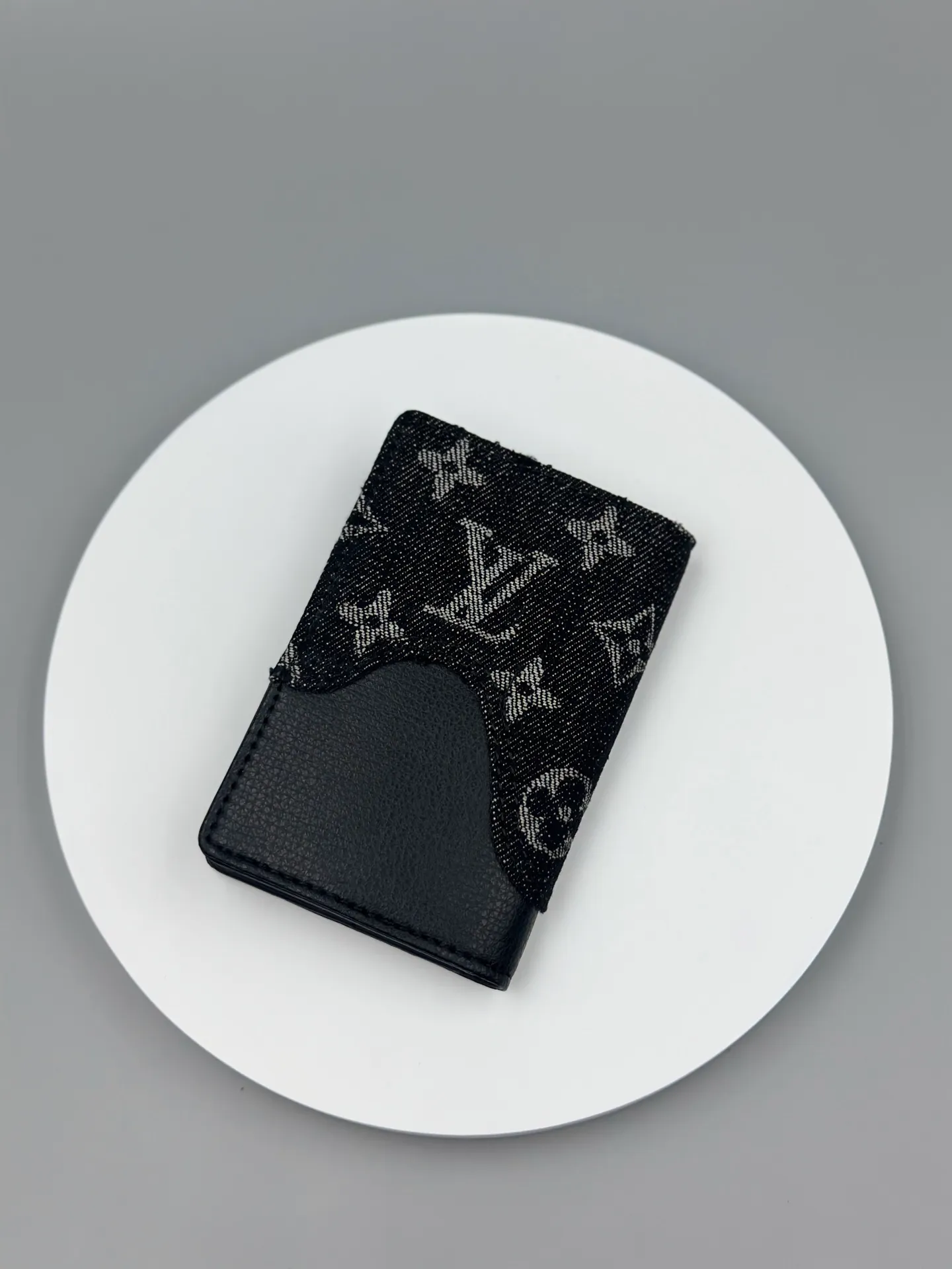 P110 🎀Brand: LV M81015 🎀Color: Black Blue 🎀Size: 8*11*1 🎀Description: [Pocket Wallet] New Card Holder Louis Vuitton and Japanese streetwear designer Nigo once again joined forces for the 2022 early spring series to present the Monogram Drip design for the much-loved pocket wallet. Monogram printed denim looks like water dripping onto grained Taurillon leather, and a new heart-shaped logo focuses attention.