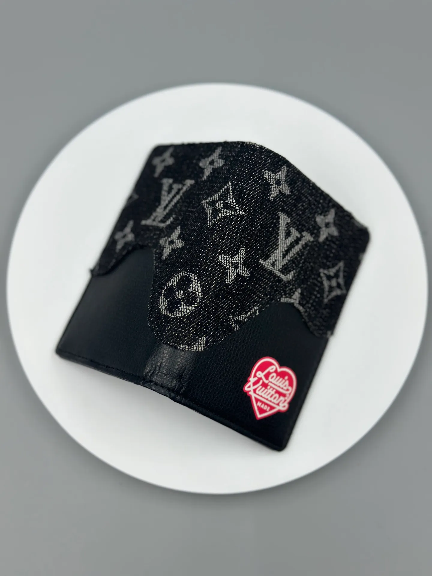 P110 🎀Brand: LV M81015 🎀Color: Black Blue 🎀Size: 8*11*1 🎀Description: [Pocket Wallet] New Card Holder Louis Vuitton and Japanese streetwear designer Nigo once again joined forces for the 2022 early spring series to present the Monogram Drip design for the much-loved pocket wallet. Monogram printed denim looks like water dripping onto grained Taurillon leather, and a new heart-shaped logo focuses attention.