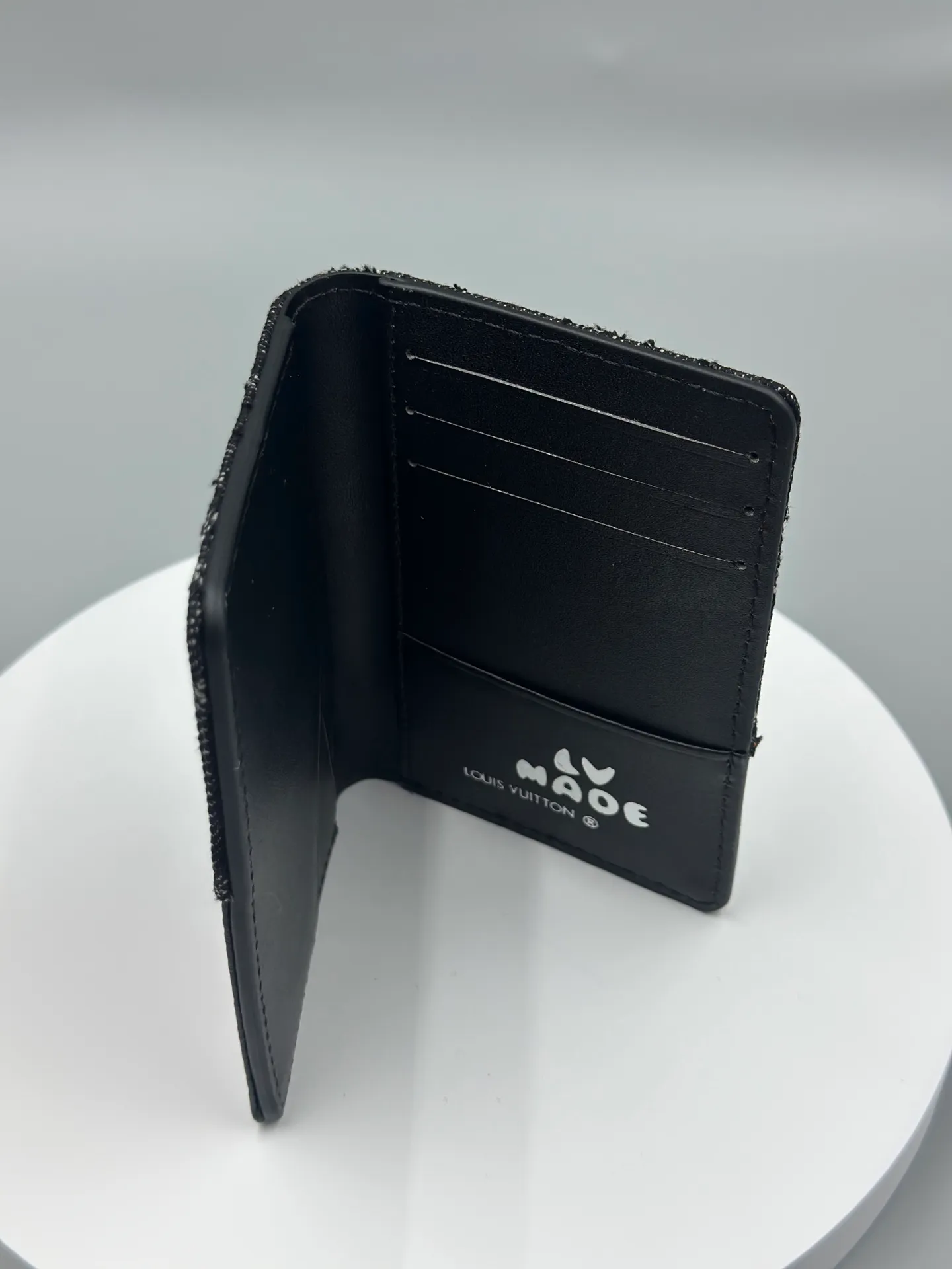 P110 🎀Brand: LV M81015 🎀Color: Black Blue 🎀Size: 8*11*1 🎀Description: [Pocket Wallet] New Card Holder Louis Vuitton and Japanese streetwear designer Nigo once again joined forces for the 2022 early spring series to present the Monogram Drip design for the much-loved pocket wallet. Monogram printed denim looks like water dripping onto grained Taurillon leather, and a new heart-shaped logo focuses attention.