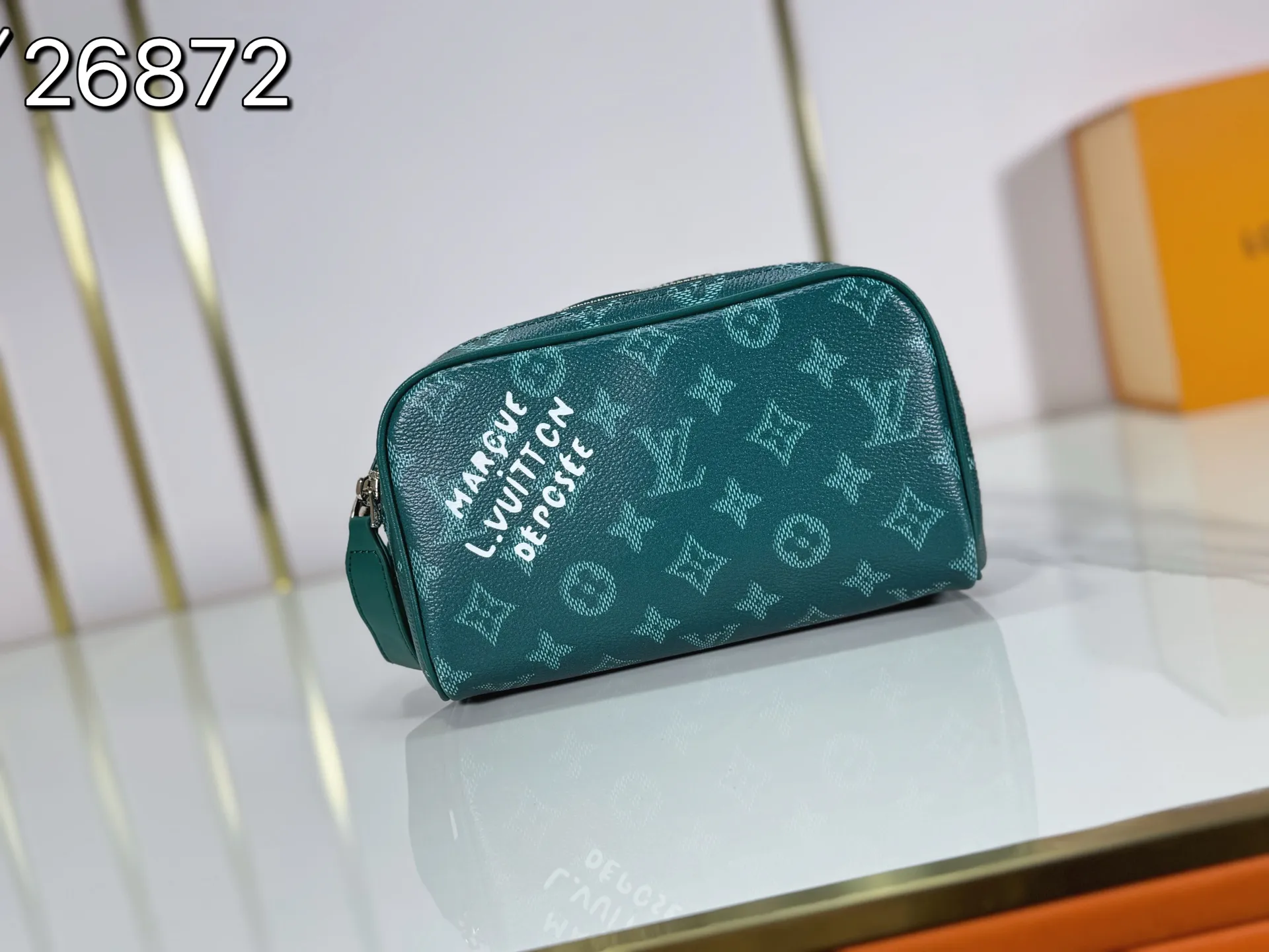 P180 Upgraded original M26872 M27158 M26871 M26870 This Dopp Kit mini toiletry bag is made of brightly colored Monogram Heritage coated canvas with cow leather details. The double-zipper wide-mouth closure makes it easy to access toiletries, and the washable fabric lining adds functionality. Dimensions: 20 x 13 x 12 (cm) ((length x height x width)