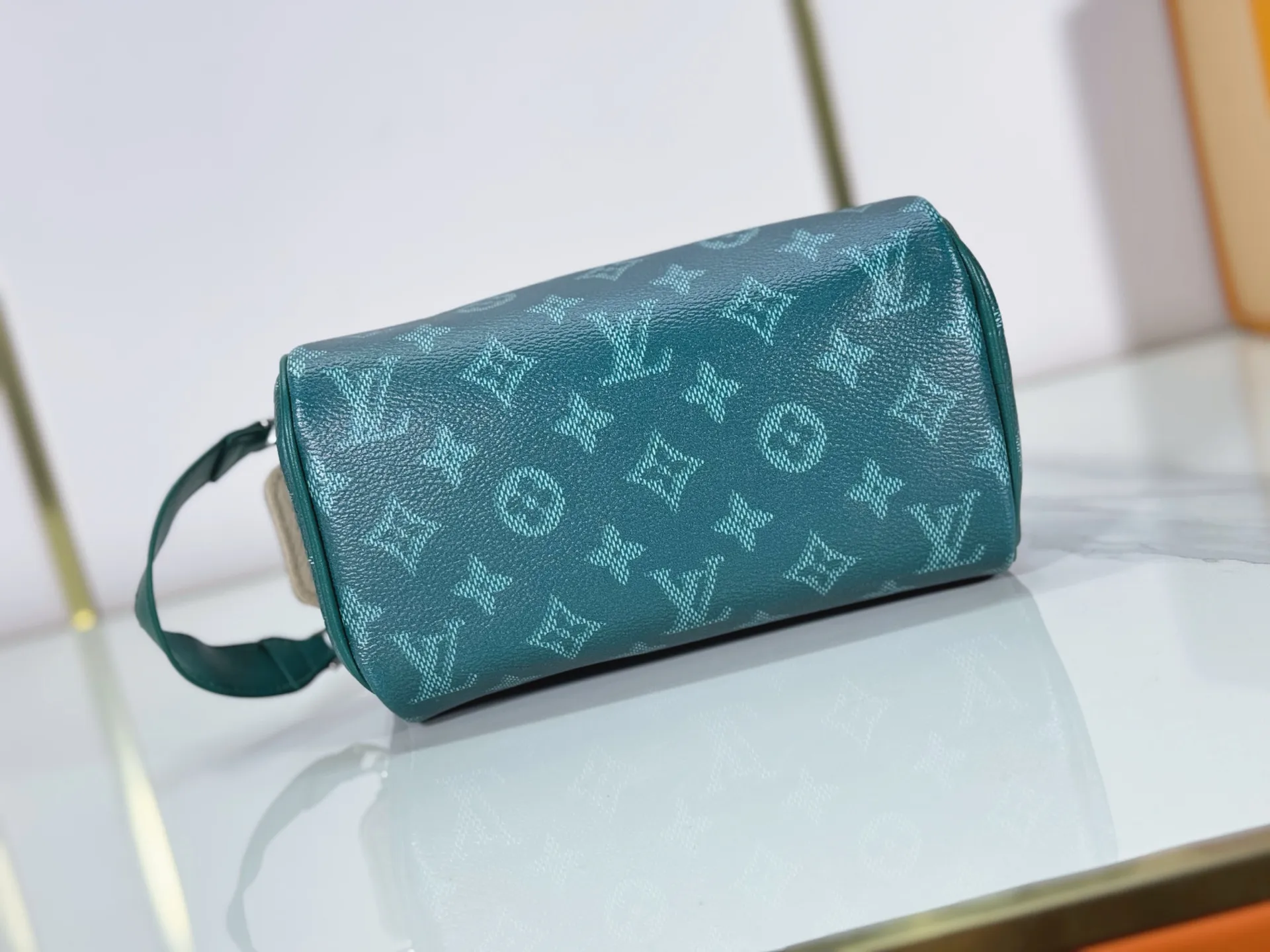 P180 Upgraded original M26872 M27158 M26871 M26870 This Dopp Kit mini toiletry bag is made of brightly colored Monogram Heritage coated canvas with cow leather details. The double-zipper wide-mouth closure makes it easy to access toiletries, and the washable fabric lining adds functionality. Dimensions: 20 x 13 x 12 (cm) ((length x height x width)