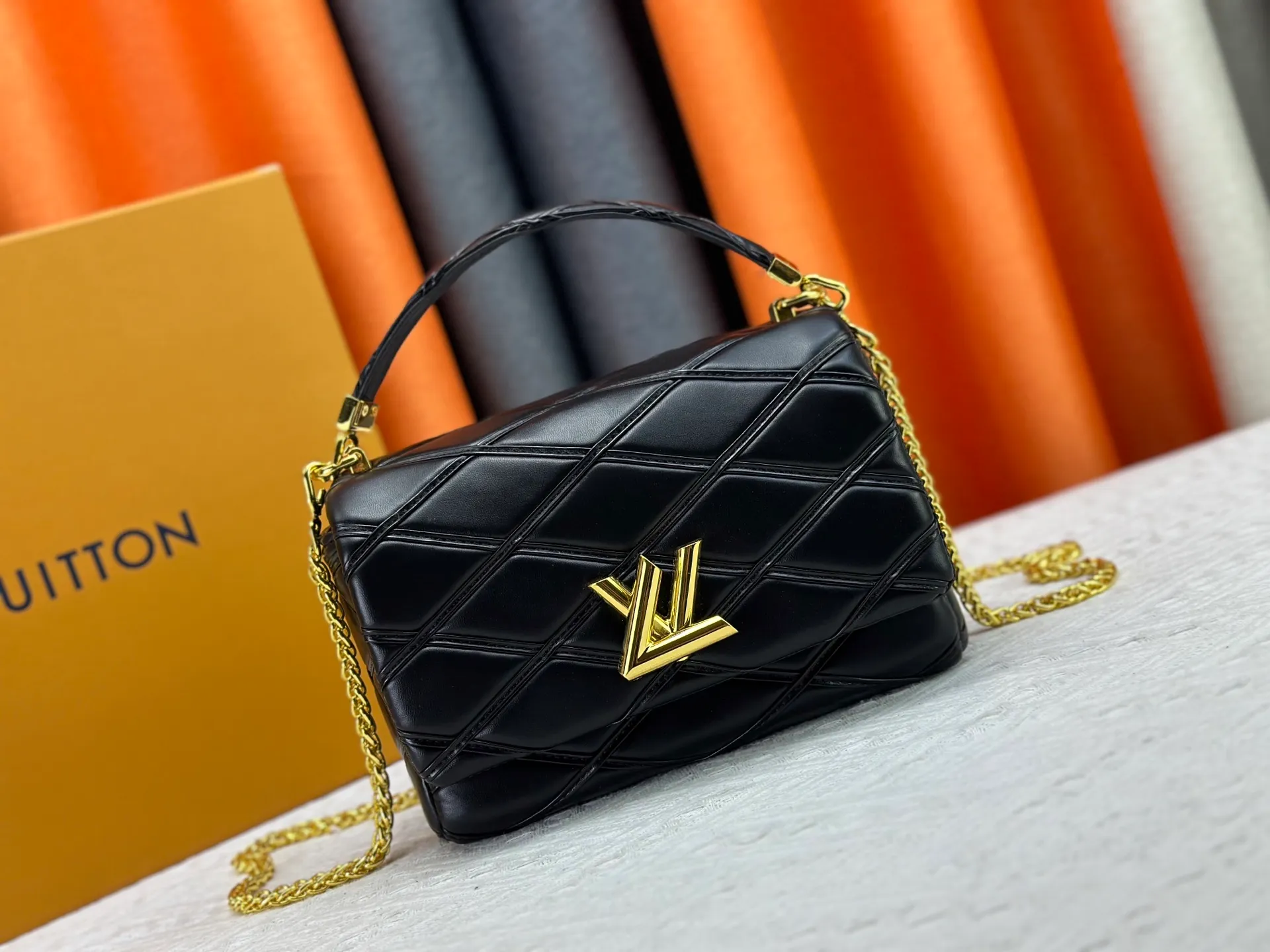 P320 M23689 M22891 Nicolas Ghesquière has devoted his new craftsmanship exploration to the GO-14 medium handbag, hand-painting the baked effect on the quilted lambskin leather, showing an avant-garde style. The LV Twist twist lock highlights the brand's style, and the top handle and adjustable chain are detachable, allowing for a variety of carrying methods. Size: 23X16X10