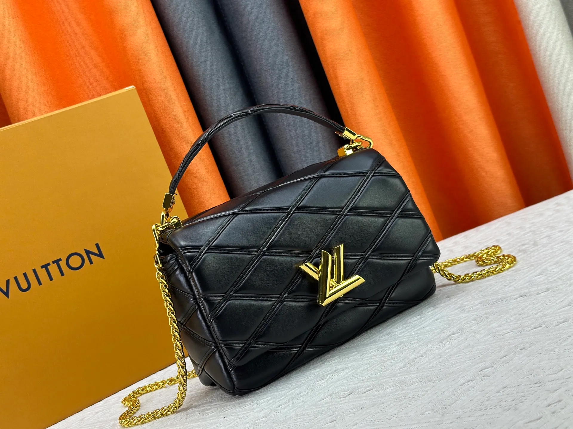 P320 M23689 M22891 Nicolas Ghesquière has devoted his new craftsmanship exploration to the GO-14 medium handbag, hand-painting the baked effect on the quilted lambskin leather, showing an avant-garde style. The LV Twist twist lock highlights the brand's style, and the top handle and adjustable chain are detachable, allowing for a variety of carrying methods. Size: 23X16X10