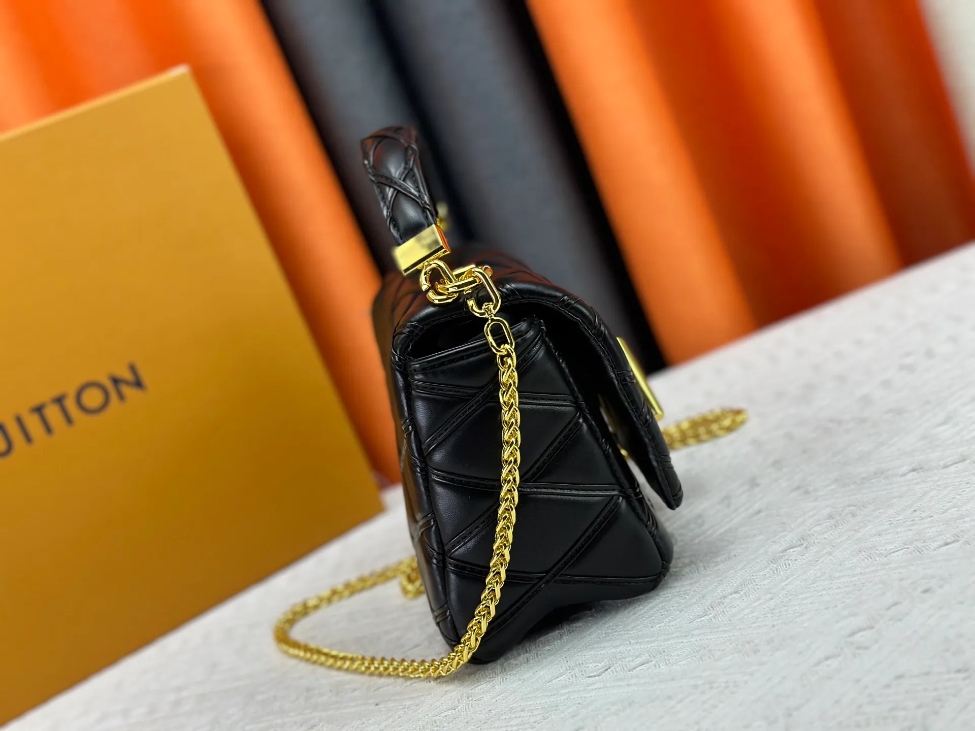 P320 M23689 M22891 Nicolas Ghesquière has devoted his new craftsmanship exploration to the GO-14 medium handbag, hand-painting the baked effect on the quilted lambskin leather, showing an avant-garde style. The LV Twist twist lock highlights the brand's style, and the top handle and adjustable chain are detachable, allowing for a variety of carrying methods. Size: 23X16X10