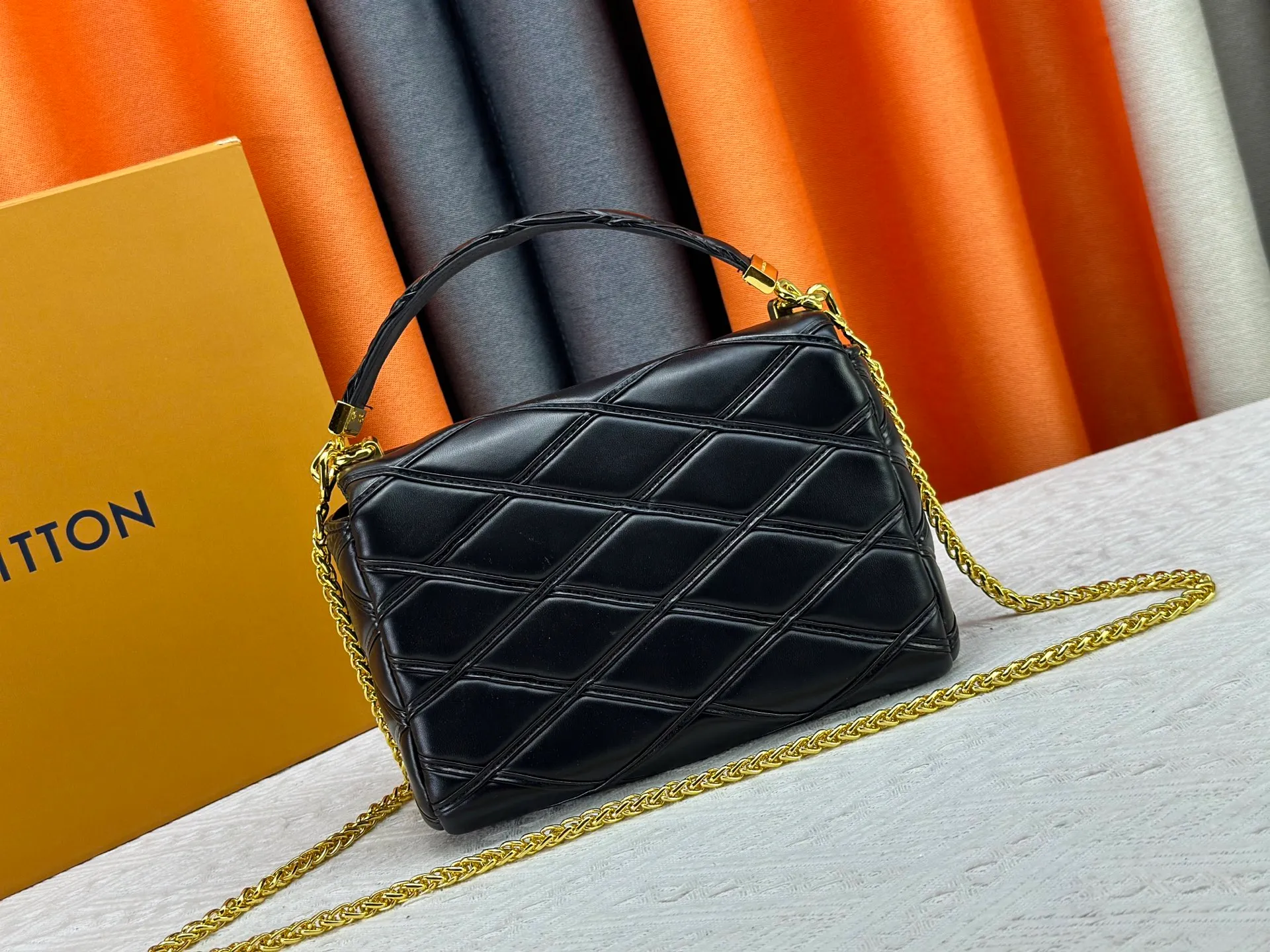 P320 M23689 M22891 Nicolas Ghesquière has devoted his new craftsmanship exploration to the GO-14 medium handbag, hand-painting the baked effect on the quilted lambskin leather, showing an avant-garde style. The LV Twist twist lock highlights the brand's style, and the top handle and adjustable chain are detachable, allowing for a variety of carrying methods. Size: 23X16X10