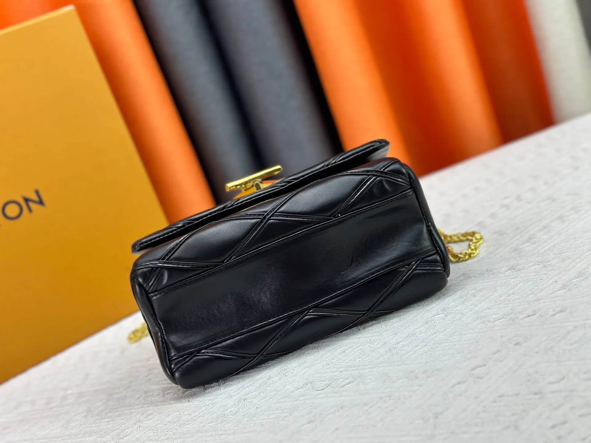 P320 M23689 M22891 Nicolas Ghesquière has devoted his new craftsmanship exploration to the GO-14 medium handbag, hand-painting the baked effect on the quilted lambskin leather, showing an avant-garde style. The LV Twist twist lock highlights the brand's style, and the top handle and adjustable chain are detachable, allowing for a variety of carrying methods. Size: 23X16X10